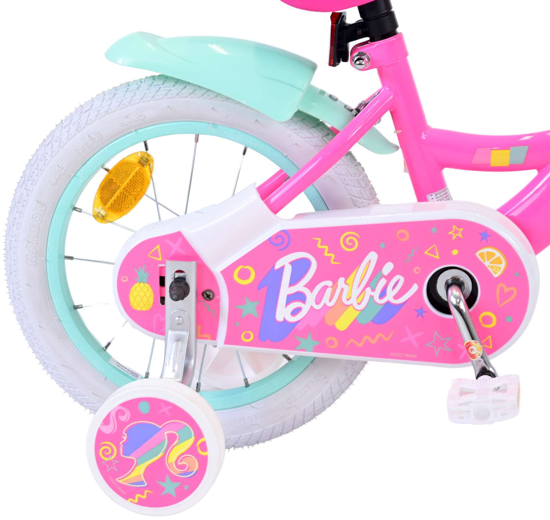 Rosa Barbie-Fahrrad mit weißen Reifen, Stützrädern und Minz-Schutzblech.