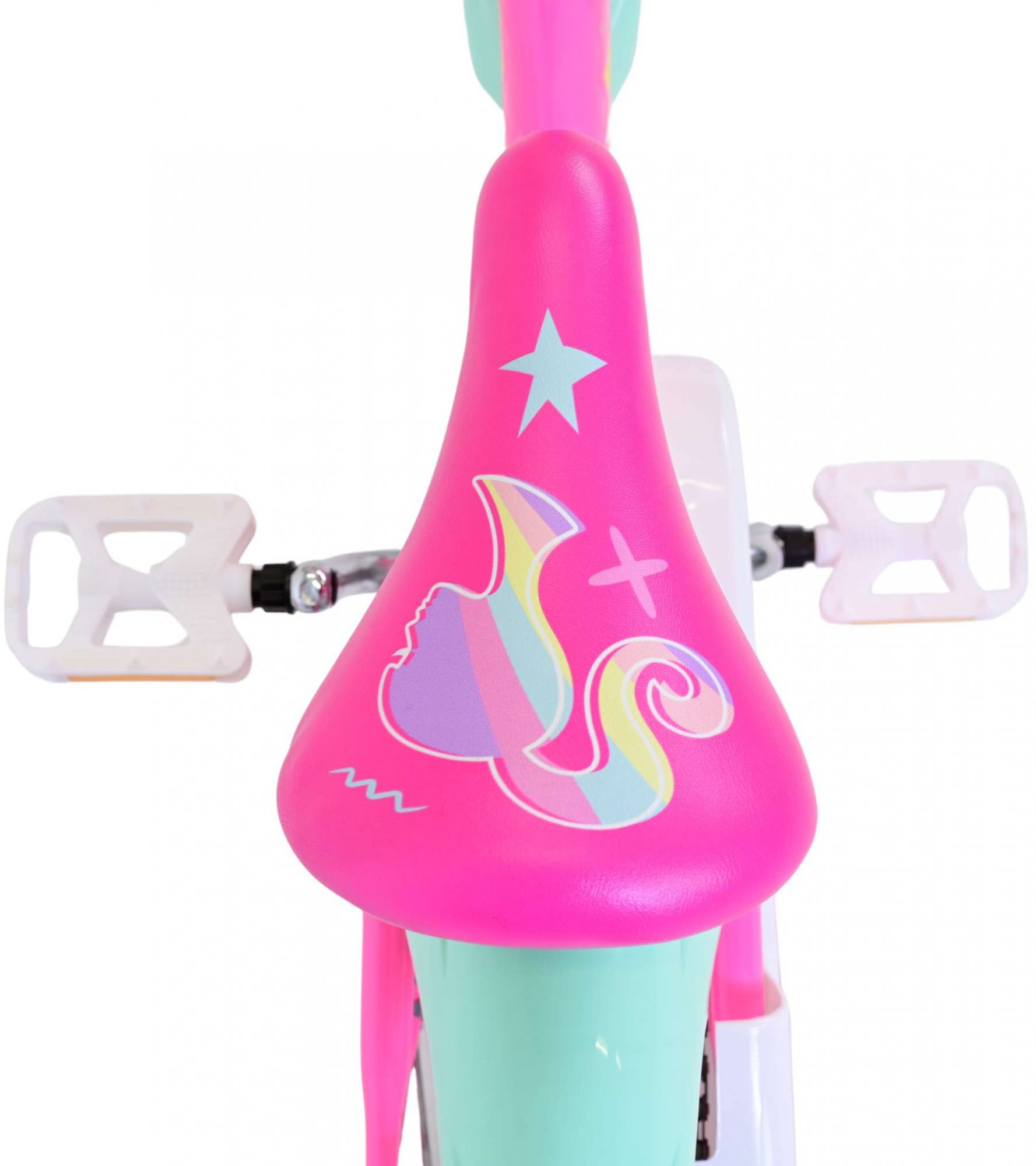 Nahaufnahme eines rosa Fahrradsitzes. Er hat ein Einhorn-Design, weiße Pedale und einen türkisblauen Rahmen.