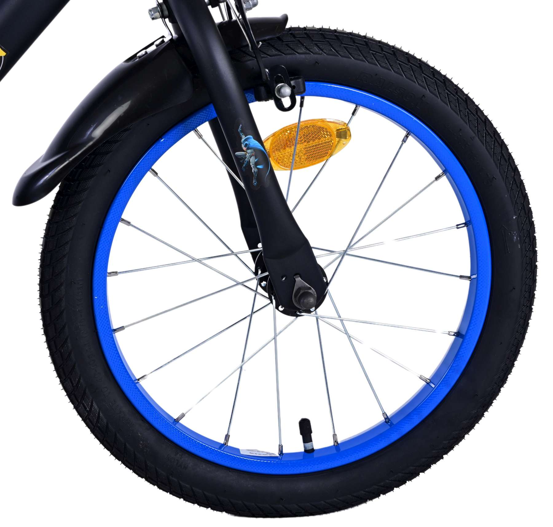 Fahrradrad-Detail mit blauem Felgenrand, schwarzem Reifen und Batman-Logo auf der Gabel.