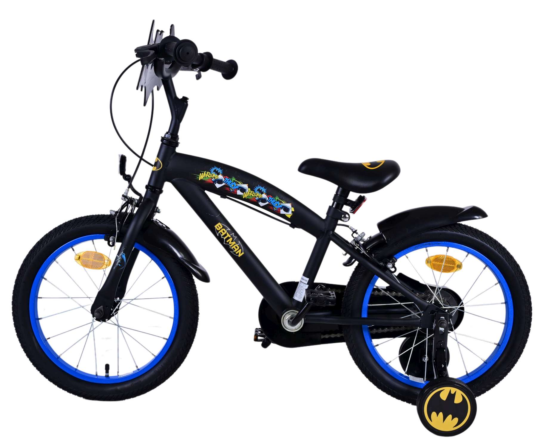 Schwarzes Kinderfahrrad mit blauen Felgen, 'Batman'-Logo, Stützräder, auf weißem Hintergrund.