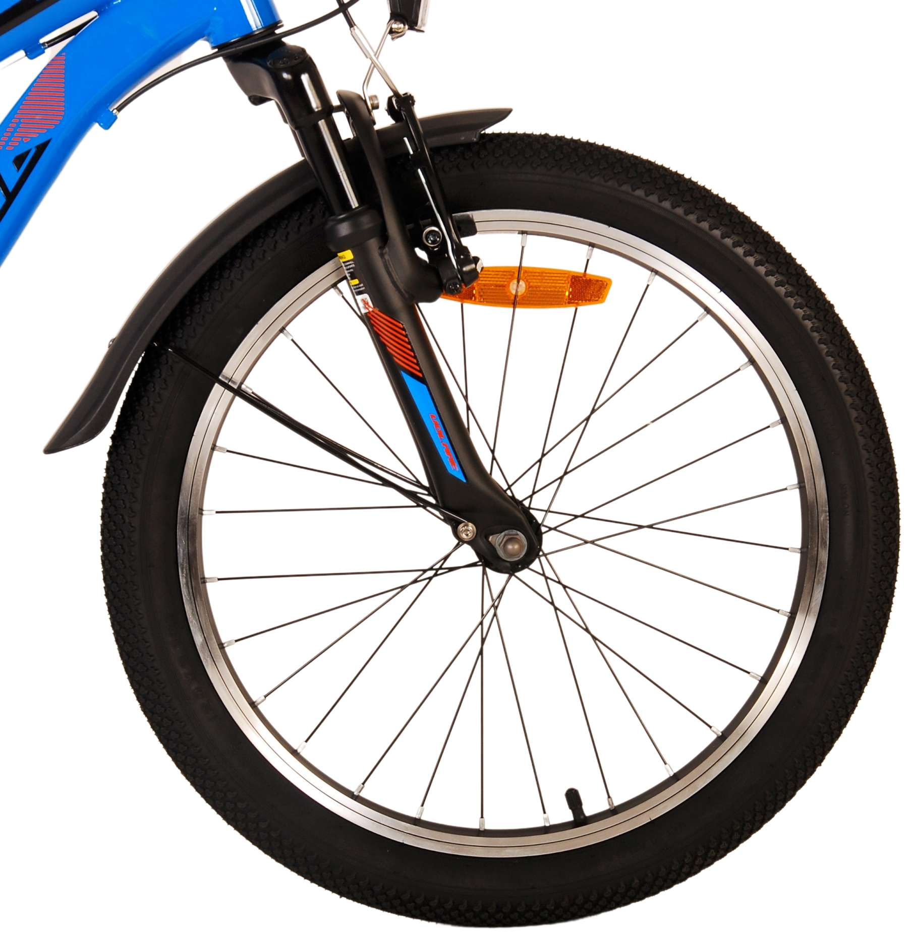 Nahaufnahme eines Fahrradvorderrads. Blauer Rahmen, schwarzer Reifen, orangefarbener Reflektor.