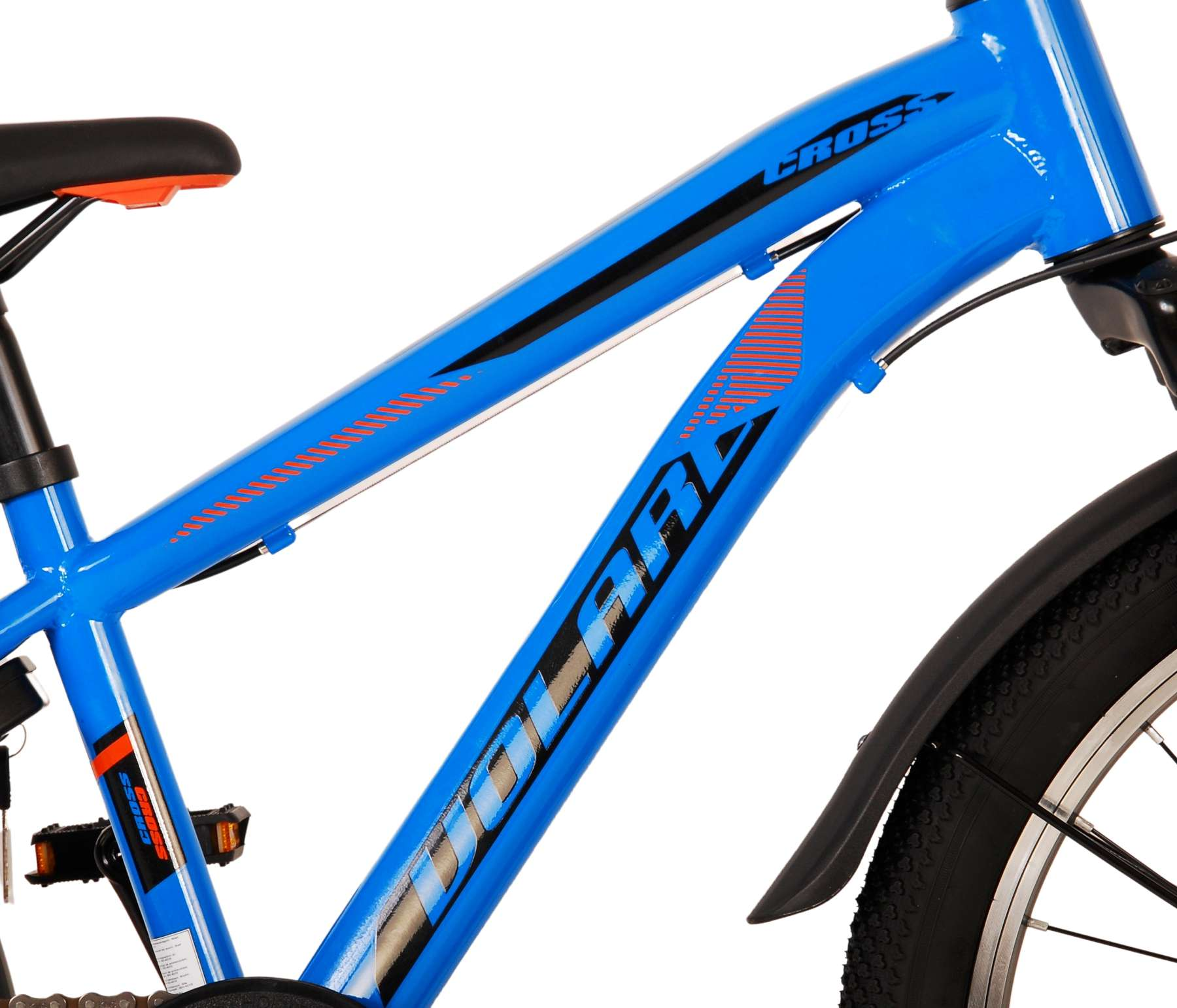 Blauer Fahrradrahmen mit schwarzen und orangenen Details und schwarzem Kotflügel. Weißer Hintergrund.