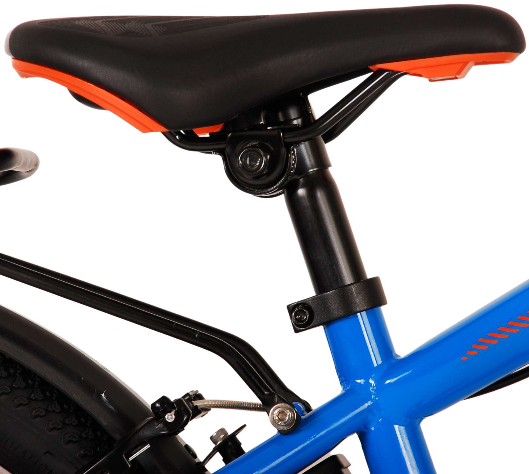 Nahaufnahme eines schwarzen Fahrradsitzes mit orangefarbener Zierleiste und blauem Rahmen.