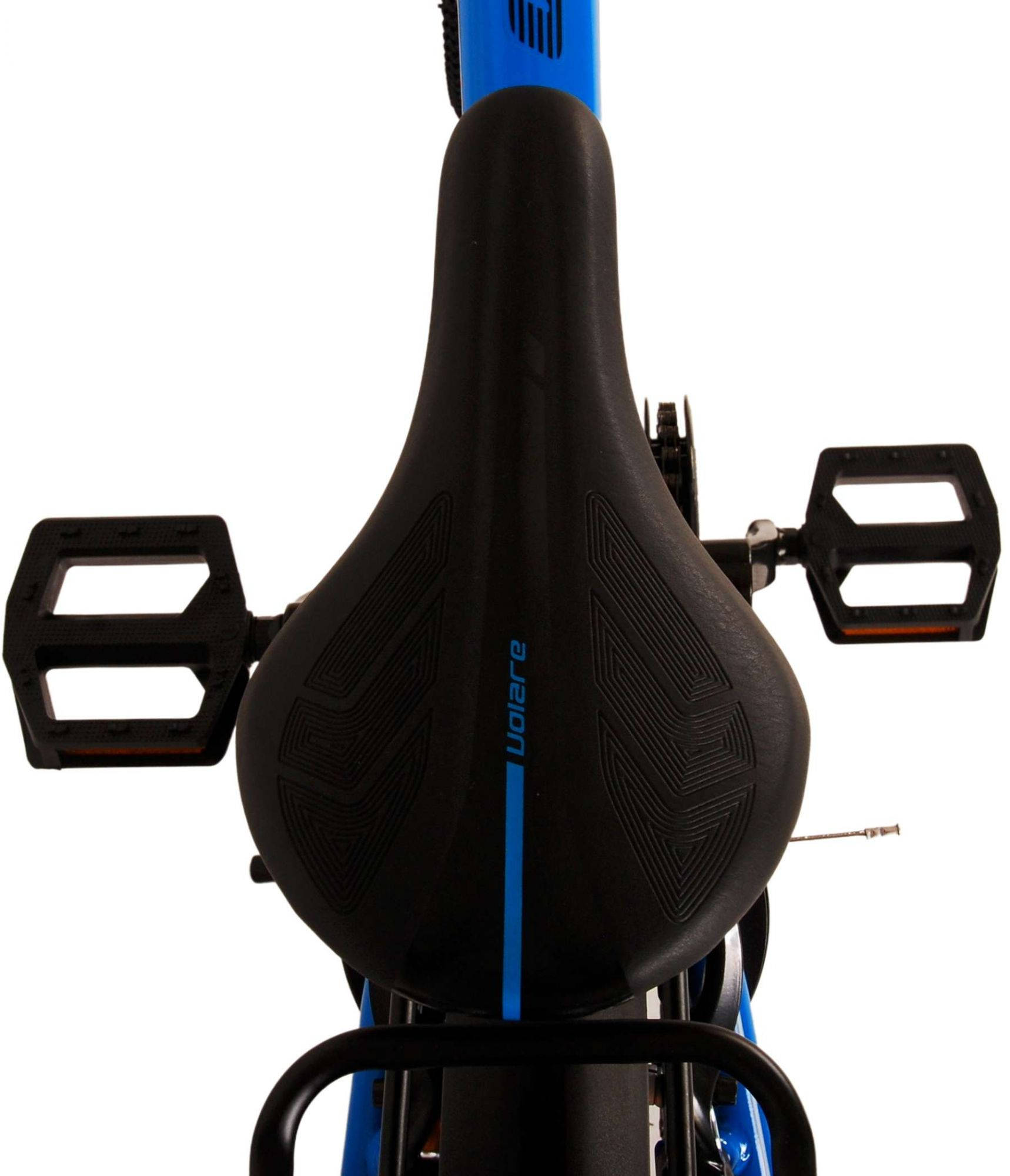 Nahaufnahme eines blauen Fahrradsattels mit schwarzen Pedalen und einem schwarzen Rahmen.