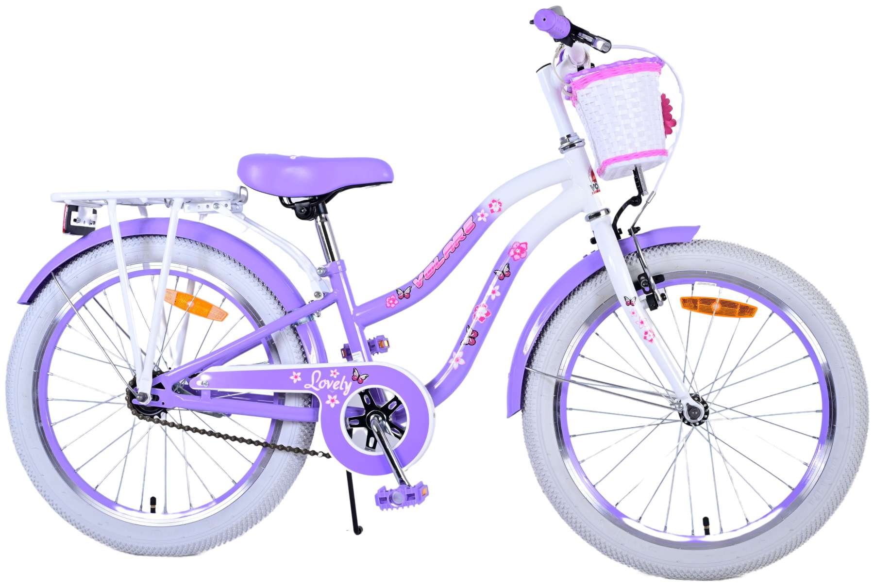 Lila-weißes Fahrrad mit Korb und Gepäckträger. Mit Blumenakzenten, weißen Reifen und lila Sitz.