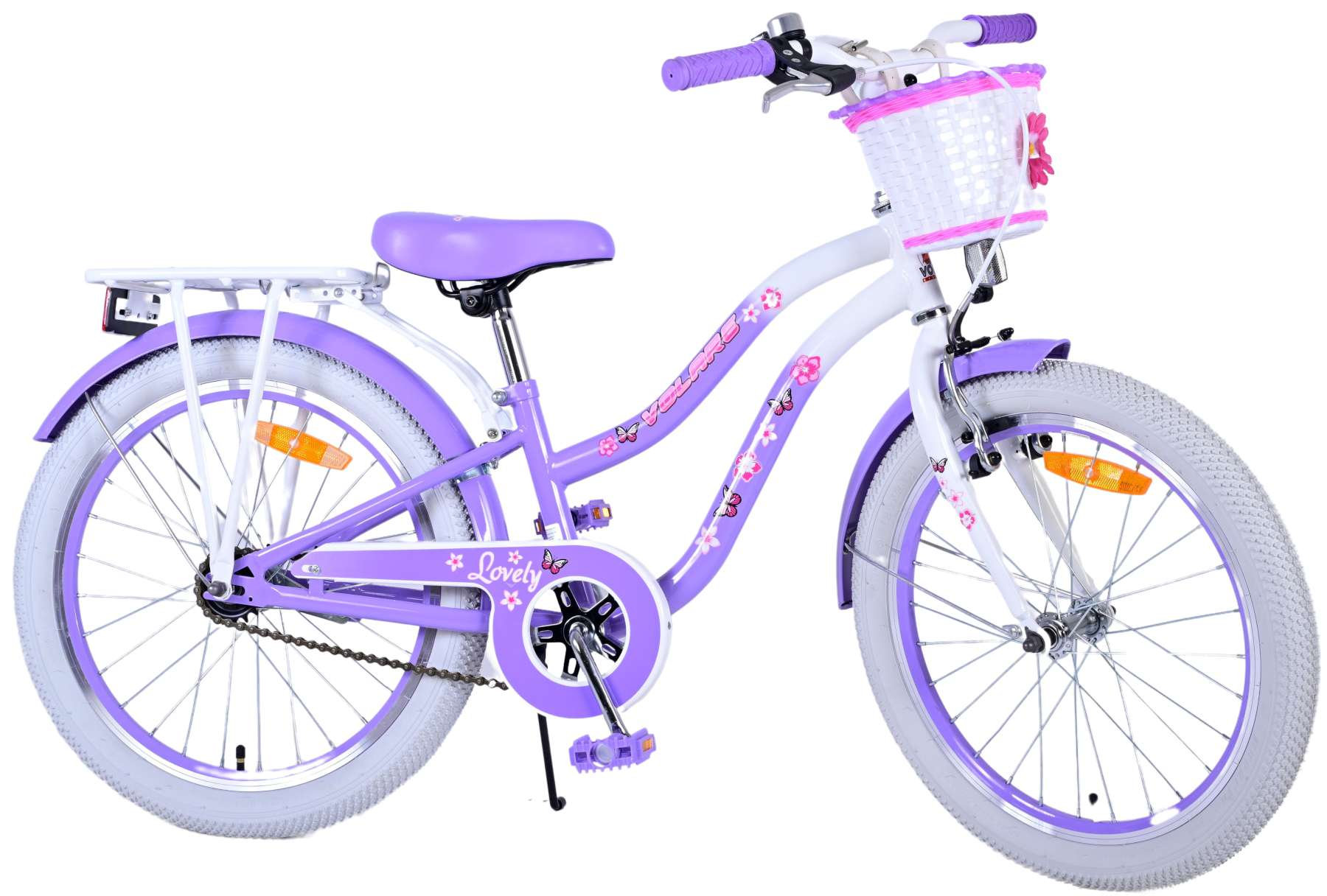 Ein lila Fahrrad mit weißem Korb, Sitz und Reifen. Rosa Blumen schmücken den Korb.