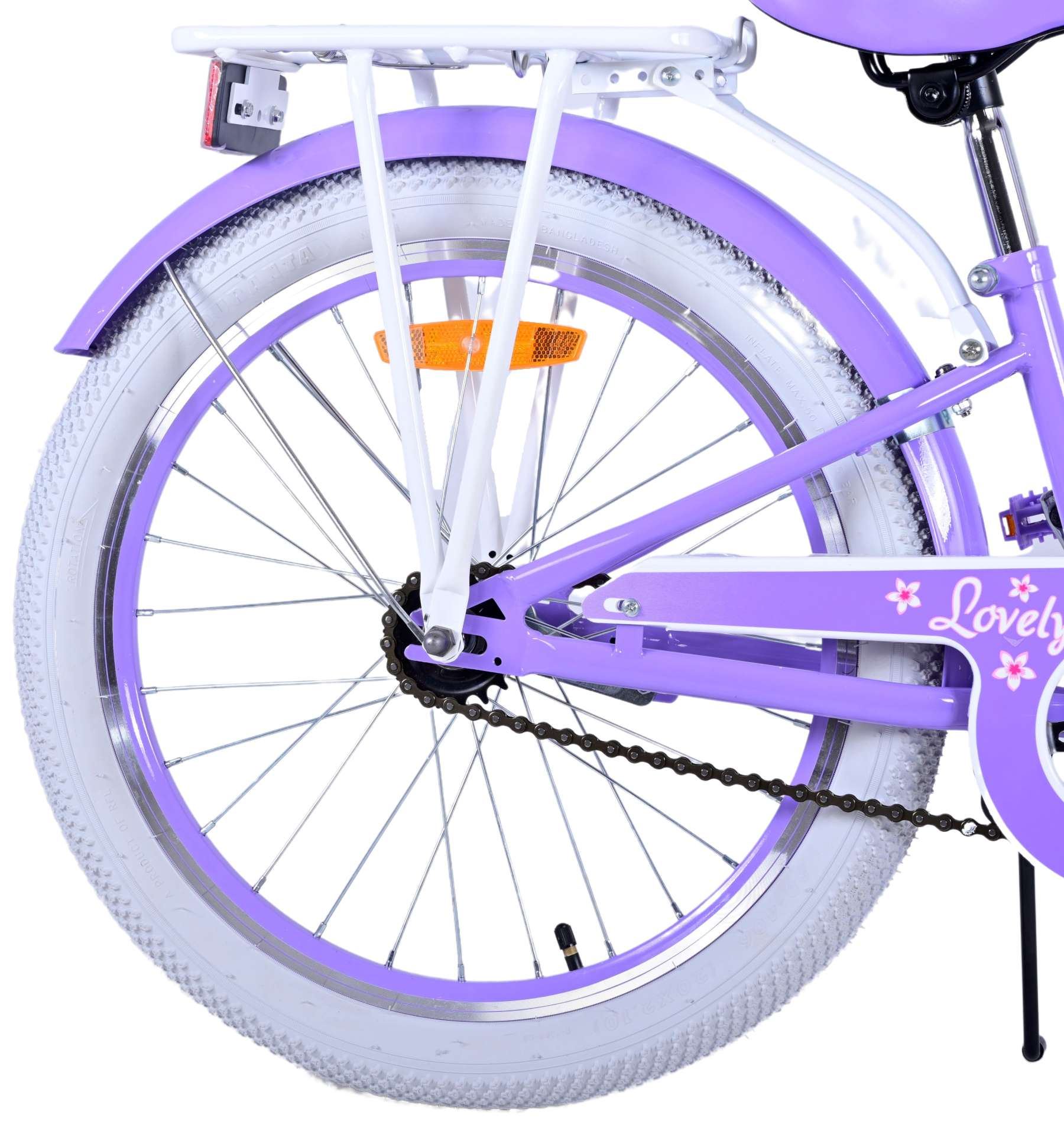 Lila Fahrrad-Hinterrad, weißer Reifen und weißer Gepäckträger. Grüner Hintergrund.