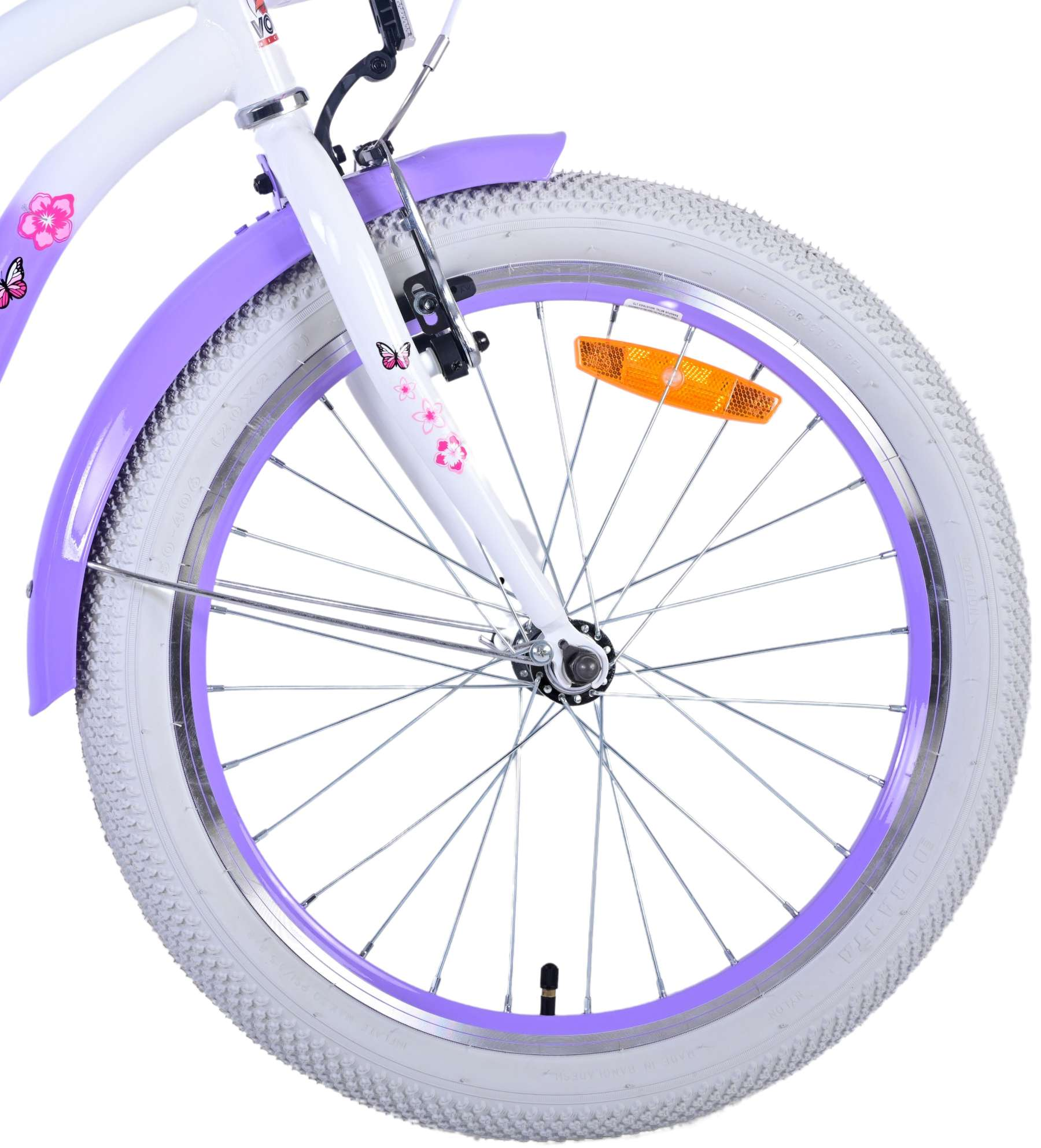 Nahaufnahme eines Fahrradrads mit lila Felge, weißen Reifen und rosa Kotflügel.