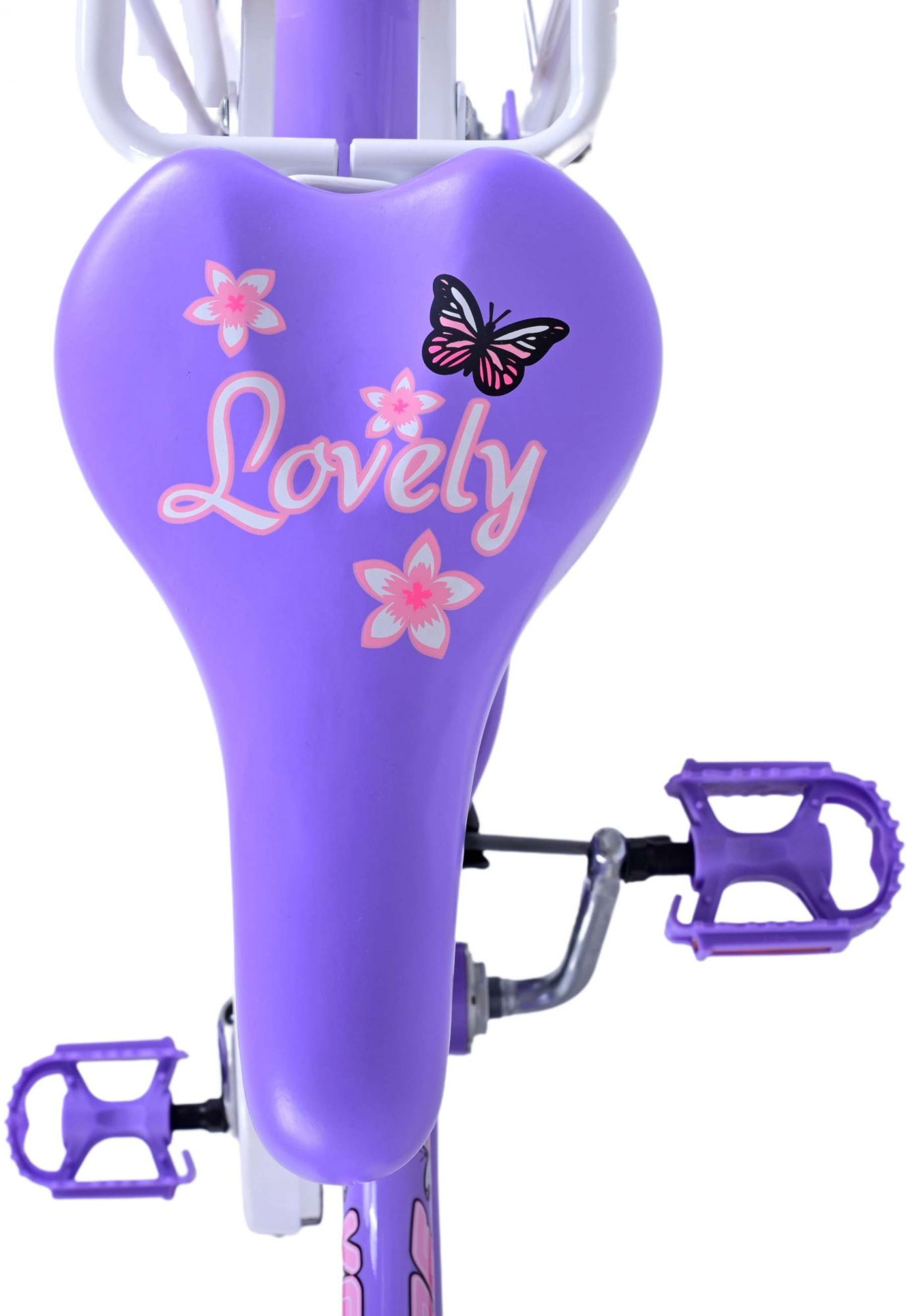 Lilafarbener Fahrradsitz mit 'Lovely' und Schmetterlingsdesign. Rosa Blumen und Pedale. Weißer Hintergrund.