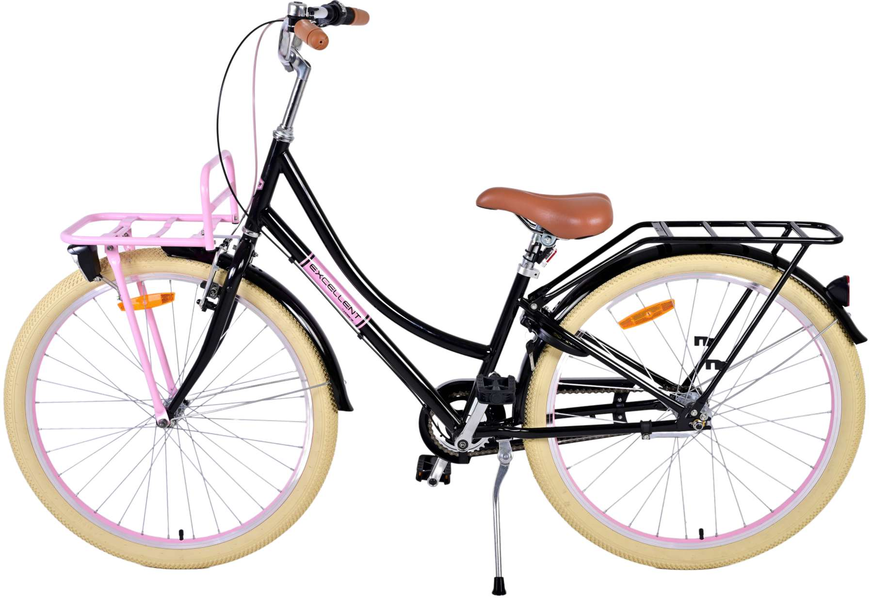 Ein schwarzes Fahrrad mit braunem Sitz, rosa Akzenten, Korb und Gepäckträger vor weißem Hintergrund.