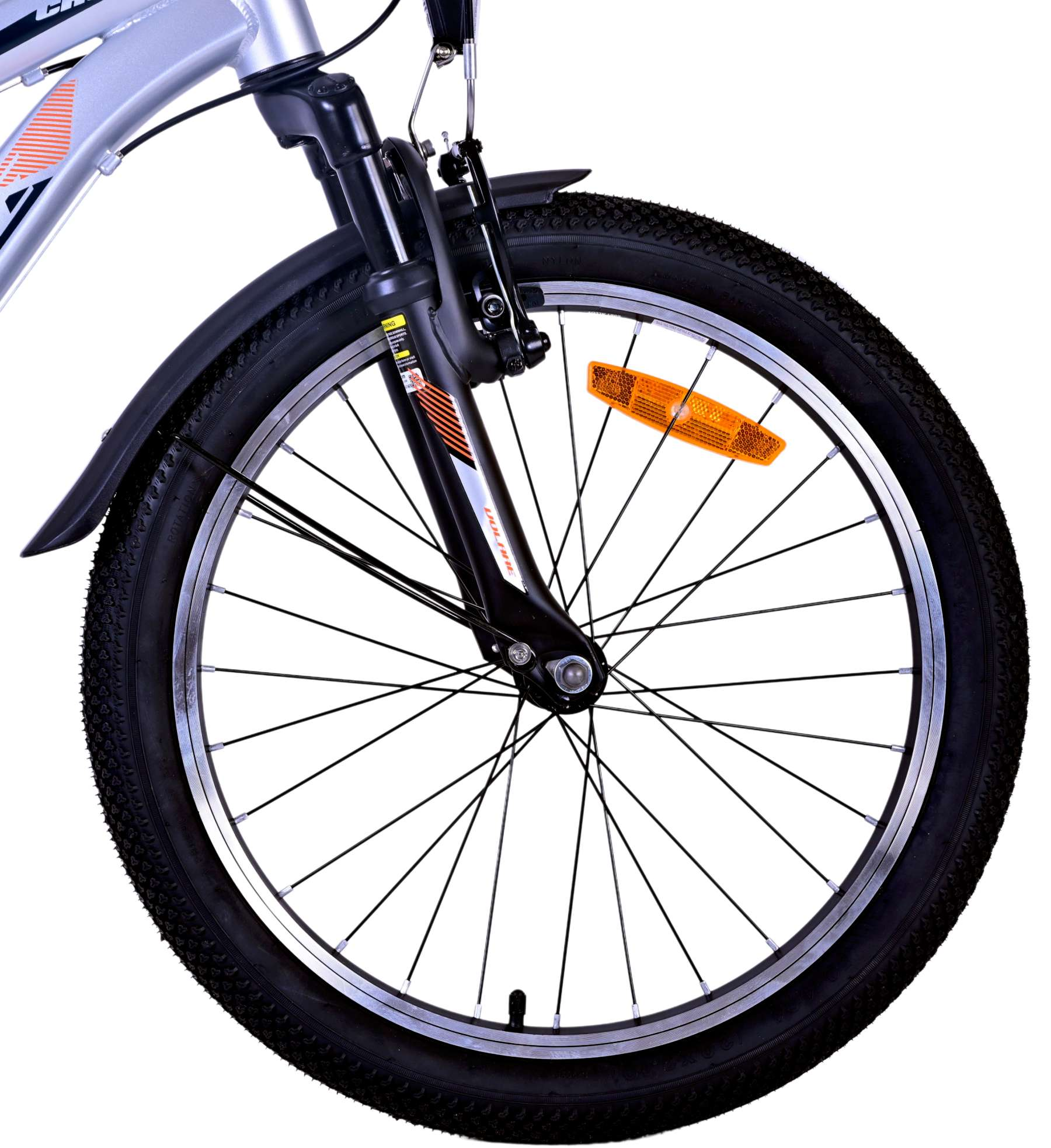 Nahaufnahme eines Fahrradrads, das Reifen, Speichen und einen reflektierenden, orangefarbenen Sicherheitsmarker zeigt.