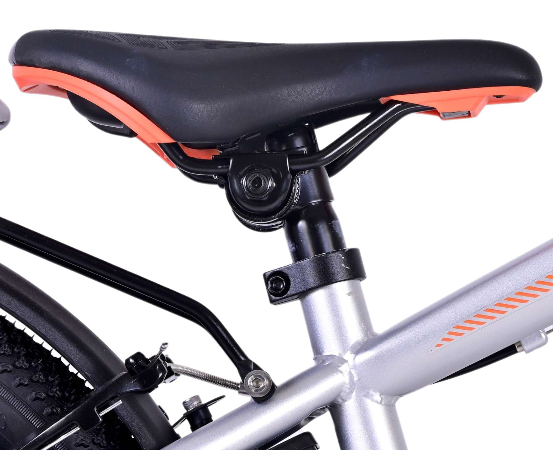 Fahrradsitz, schwarz mit orangem Rand, auf silbernem Rahmen montiert. Schwarze Halterung und Details.