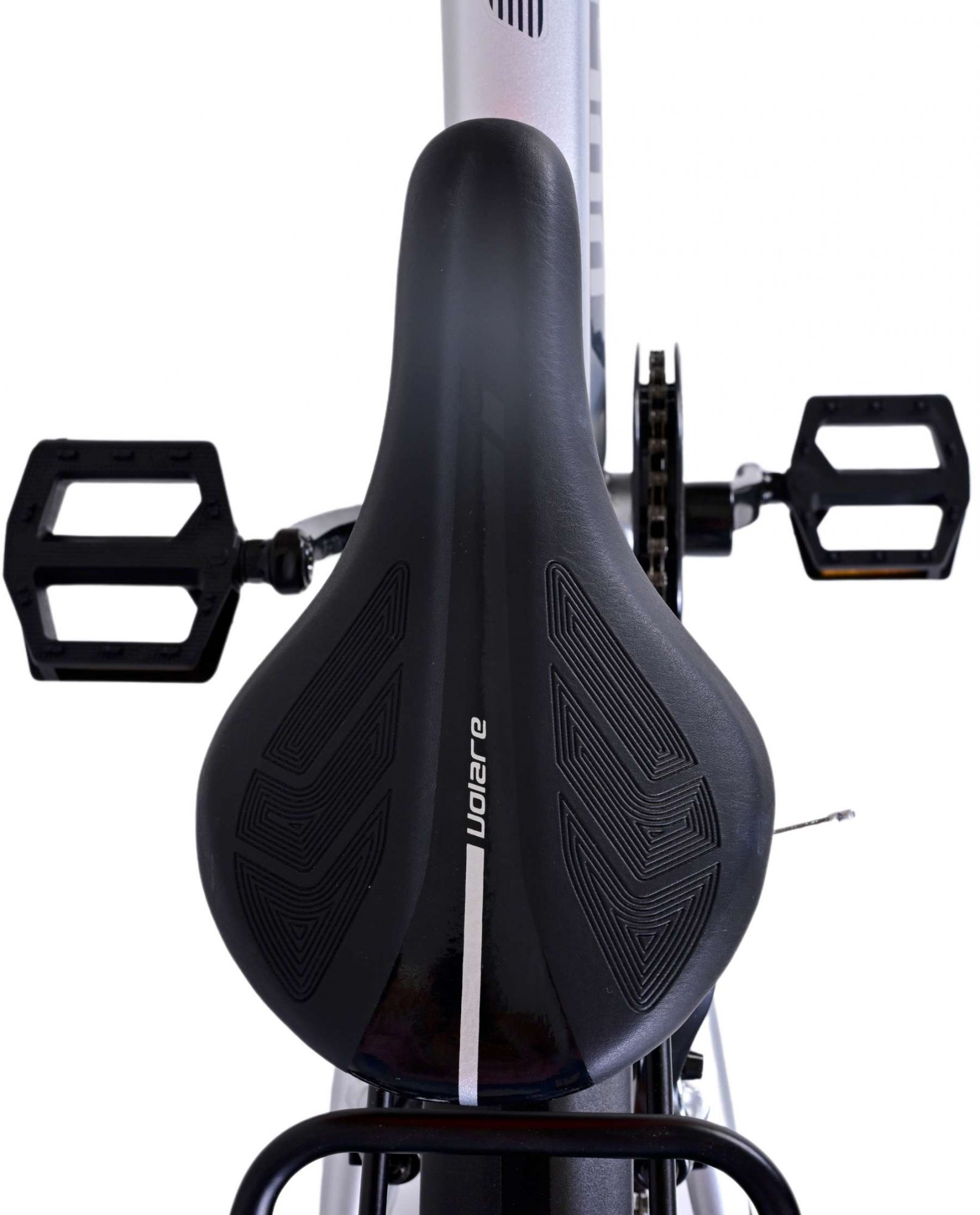 Schwarzer Fahrradsattel auf einem silbernen Fahrrad. Schwarze Pedale. Weißer Streifen in der Mitte.