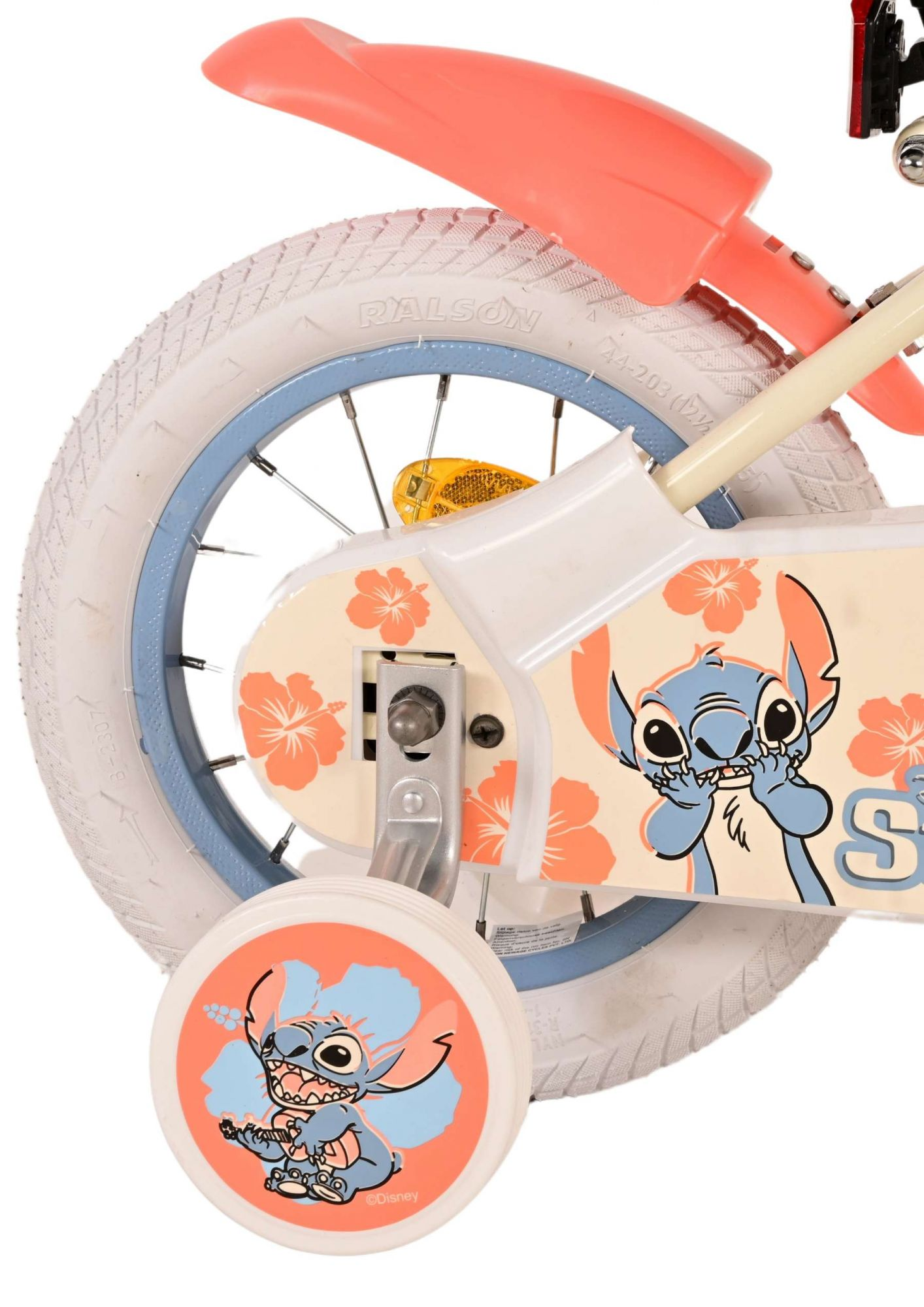 Nahaufnahme eines Stitch-Fahrradrads und -Kotflügels.