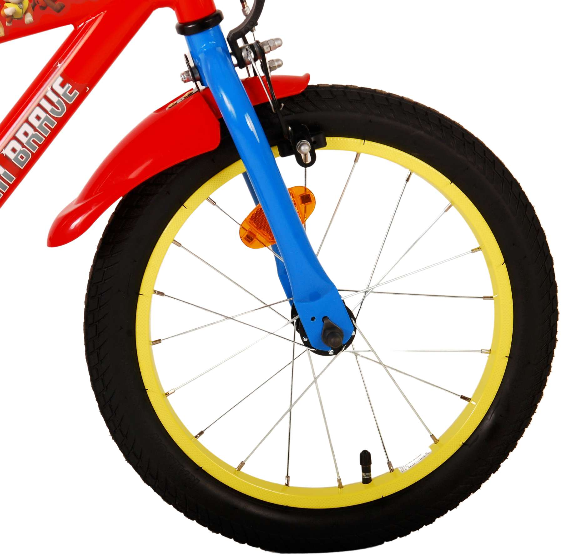 Nahaufnahme eines Fahrradrads mit gelbem Felgen, schwarzem Reifen und blauer Gabel. Rotes Schutzblech.