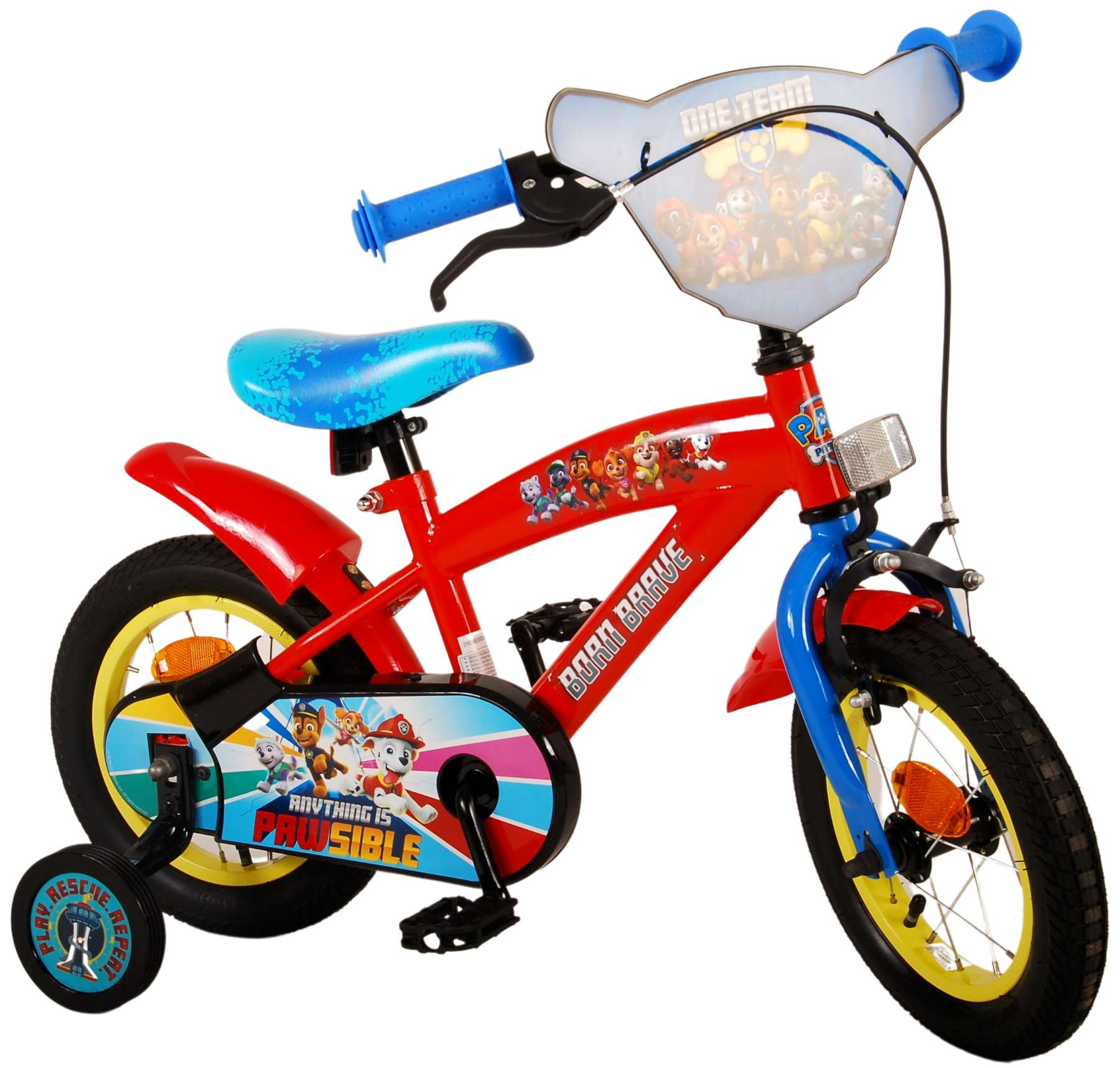 Rotes Paw Patrol Fahrrad. Es hat einen blauen Lenker, einen blauen Sitz und Stützräder. Auf dem Fahrrad steht „Born Brave“.