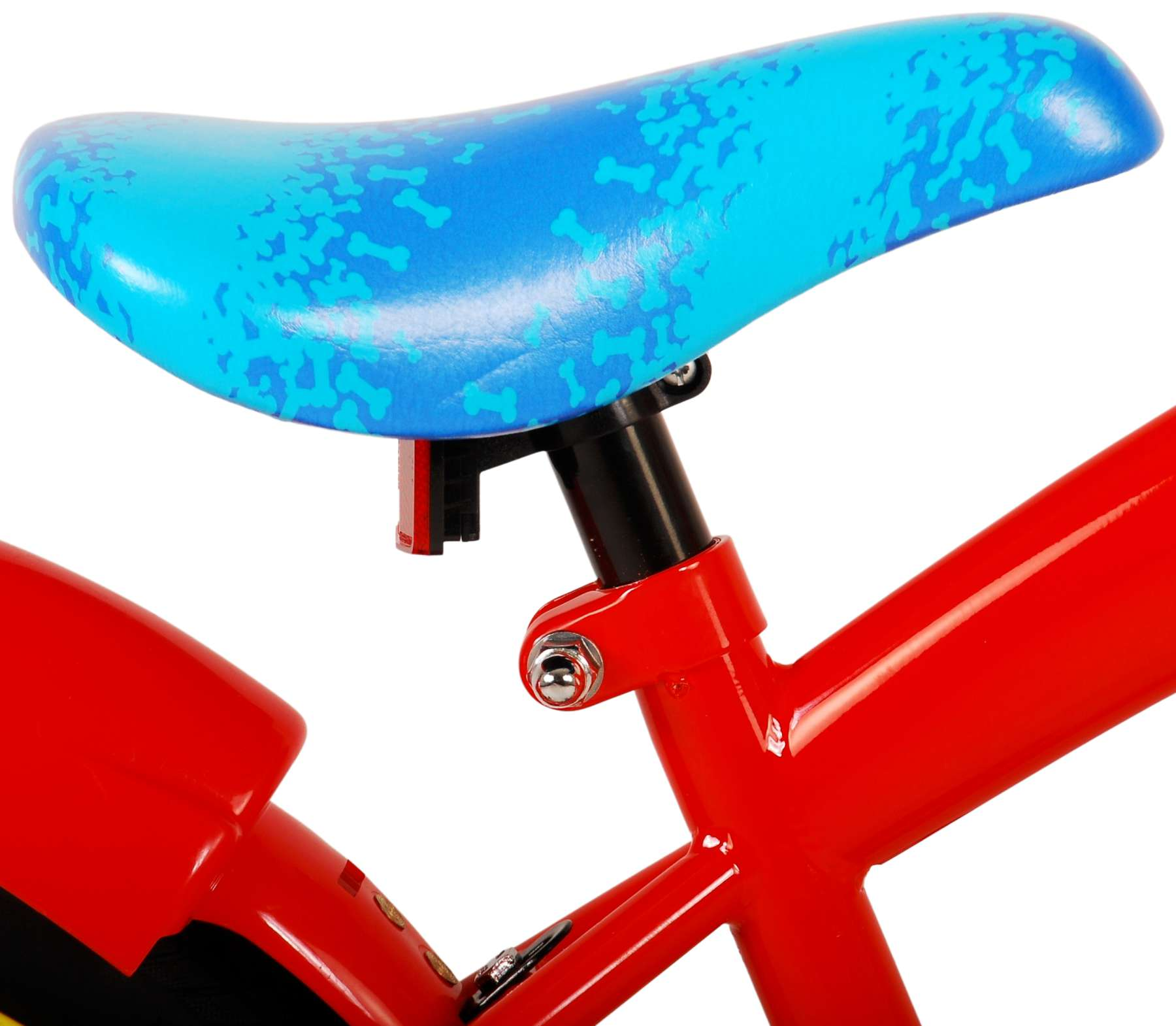 Nahaufnahme eines roten Fahrradrahmens mit blauem Sitz und weißen Punkten.