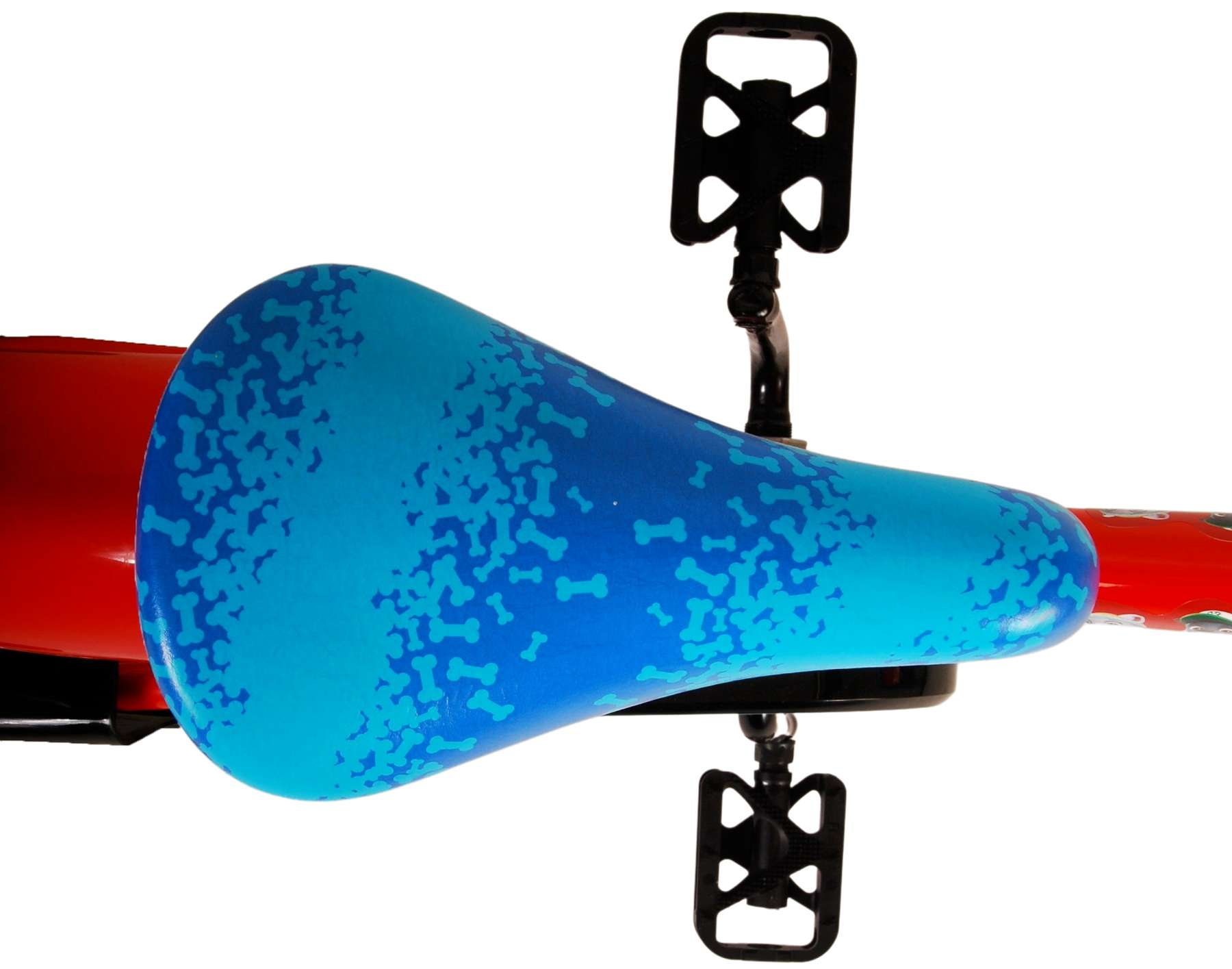 Blauer Fahrradsitz mit blau-weißem Muster, auf rotem Fahrradrahmen, mit schwarzen Pedalen.