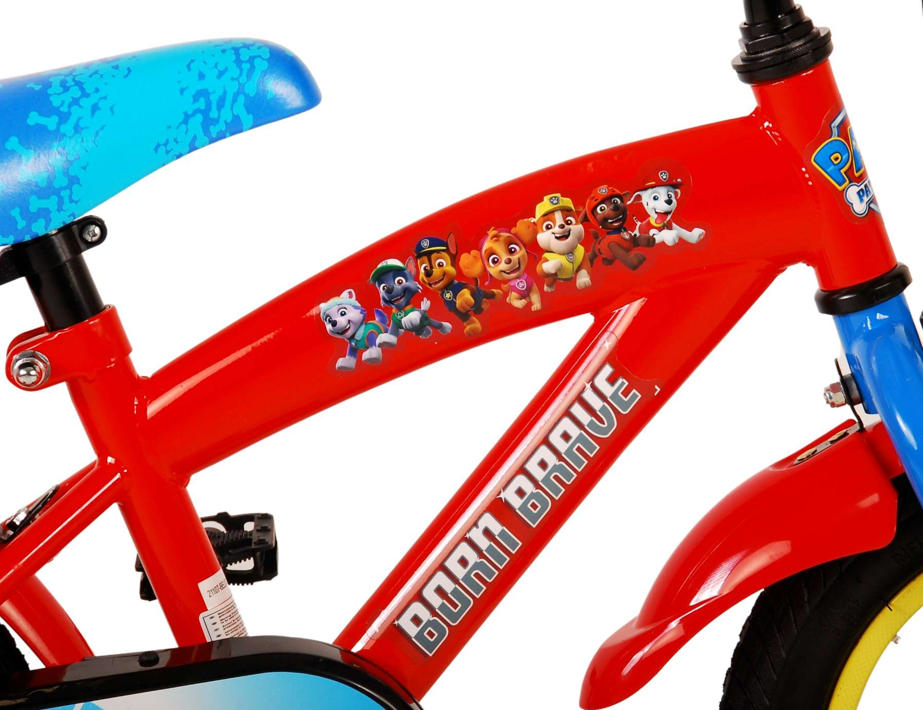 Rotes Kinderfahrrad mit Paw Patrol-Grafiken. Das Fahrrad hat die Worte Born Brave darauf.