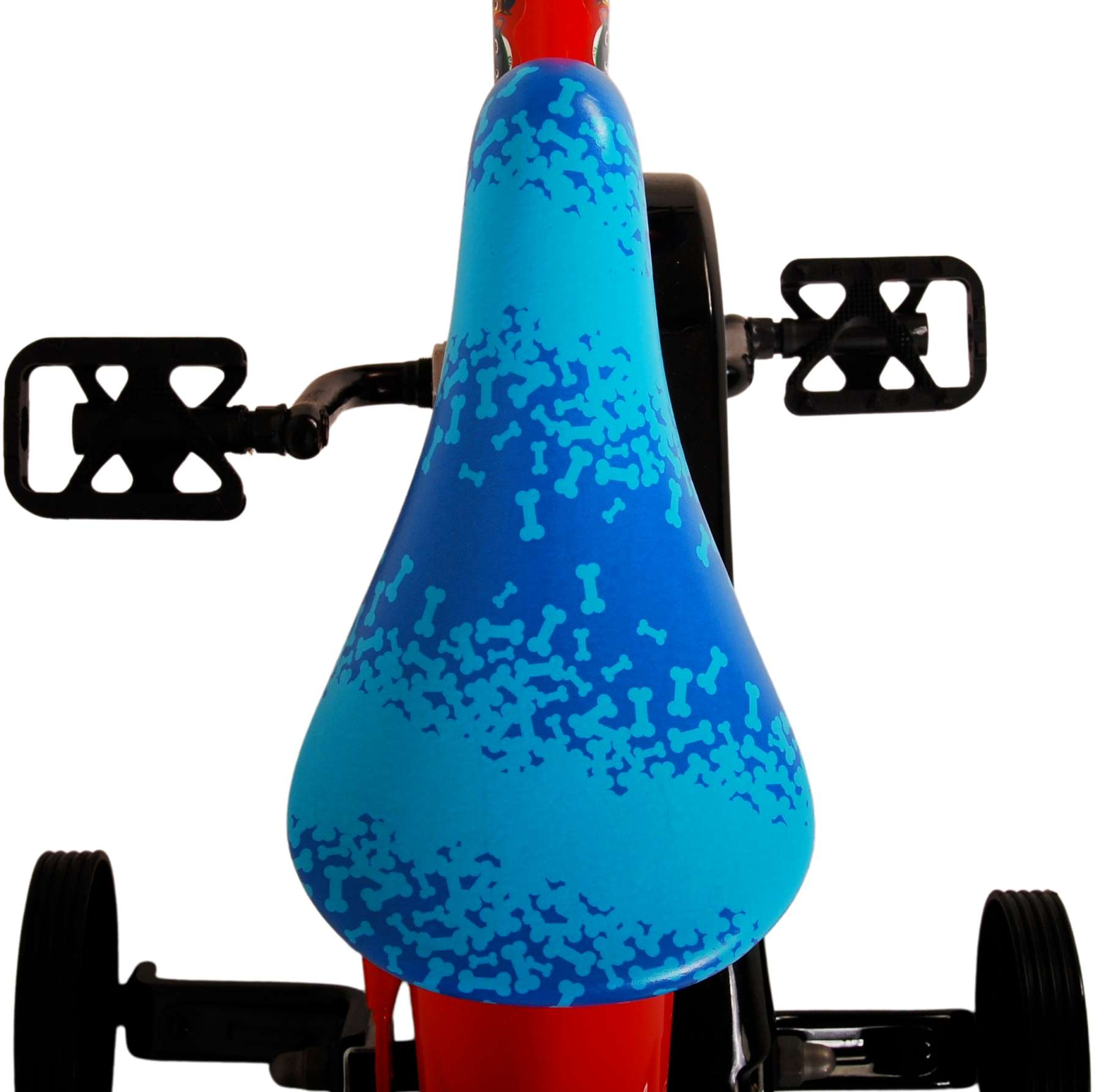 Nahaufnahme eines roten Kindersitzes mit blauem Knochenmuster. Pedale und Hinterräder sind sichtbar.
