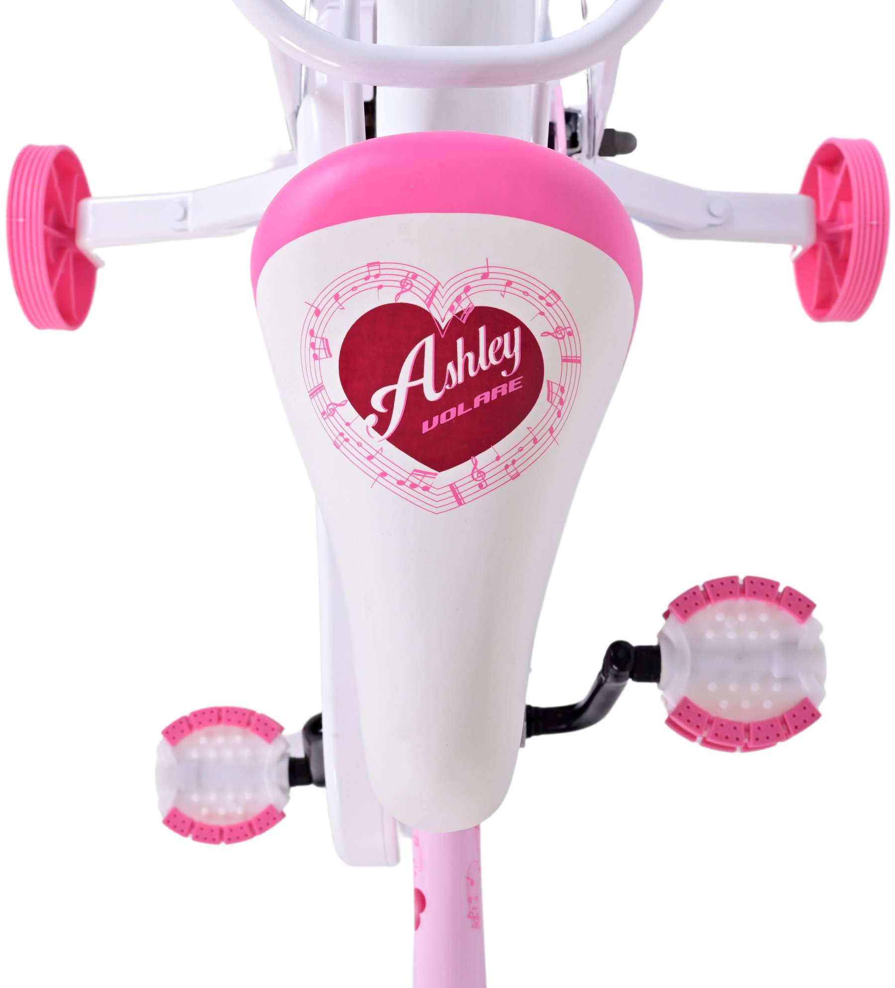 Rosa und weißer Fahrradsattel mit rosa Pedalen. Der Sattel hat ein Herzdesign mit dem Wort Ashley Volare darauf.