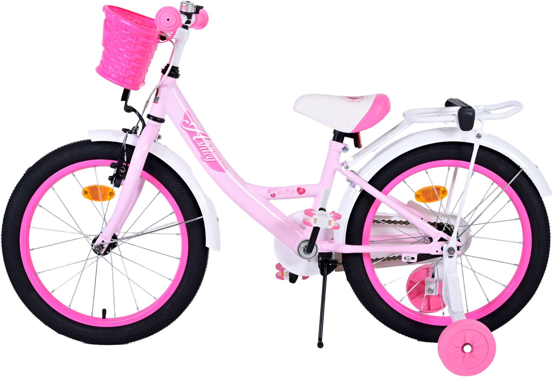 Rosa-weißes Mädchenfahrrad mit Korb und Stützrädern. Schwarze Reifen und rosa Akzente.