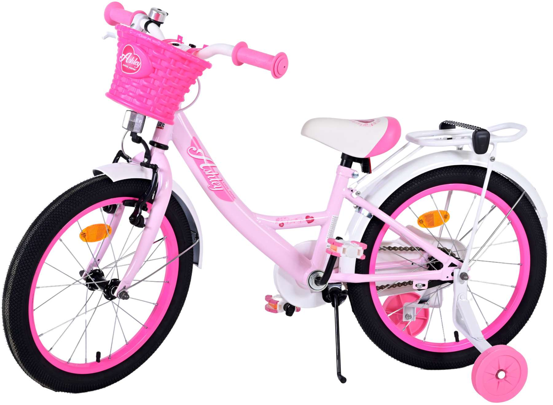 Rosa Kinderfahrrad mit Korb. Weiße Reifen und Sitz. Stützräder sind angebracht. Rosa Akzente sind sichtbar.
