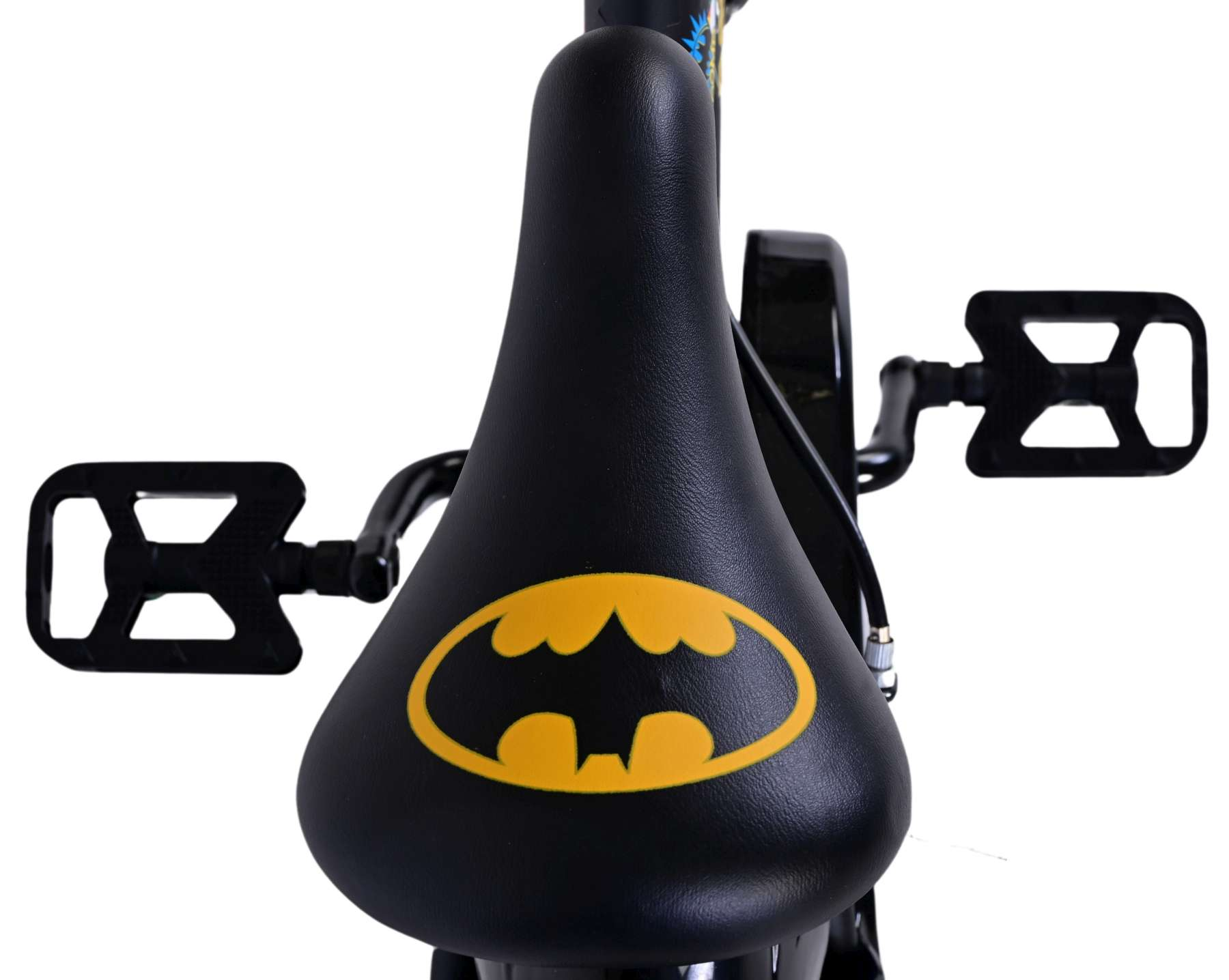 Schwarzer Fahrradsattel mit gelbem Batman-Logo darauf.