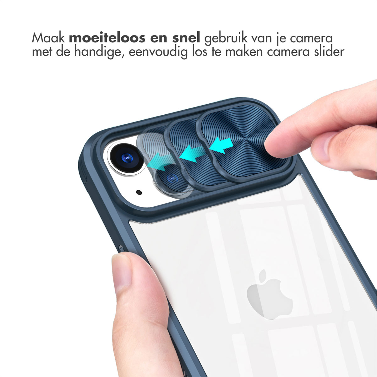 Persoon schuift de camerahoes op een telefoonhoesje. De hoes is transparant. De hoes is blauw.