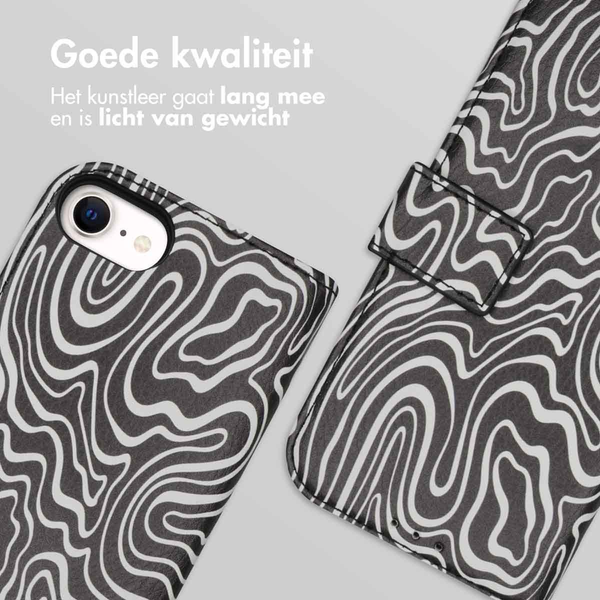 Telefoonhoesje met een patroon. De telefoonhoes is open.