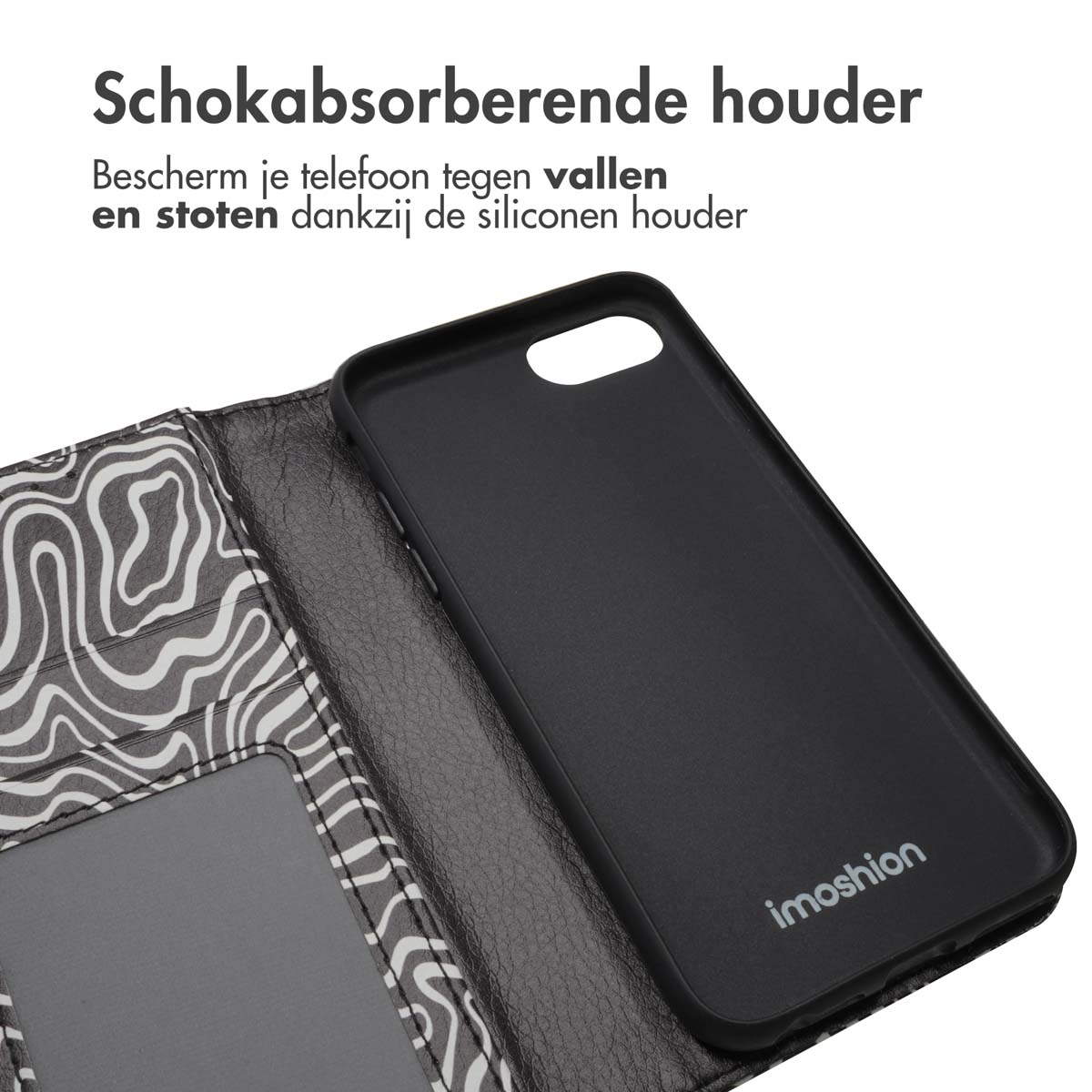 Een zwarte telefoonhoes is open, met een patroon aan de binnenkant. De achtergrond is donker.