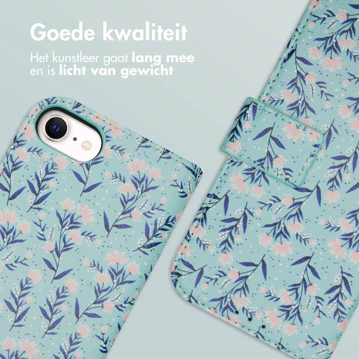 Telefoonhoes met bloemenpatroon, lichtblauwe achtergrond. De telefoonhoes gaat open.