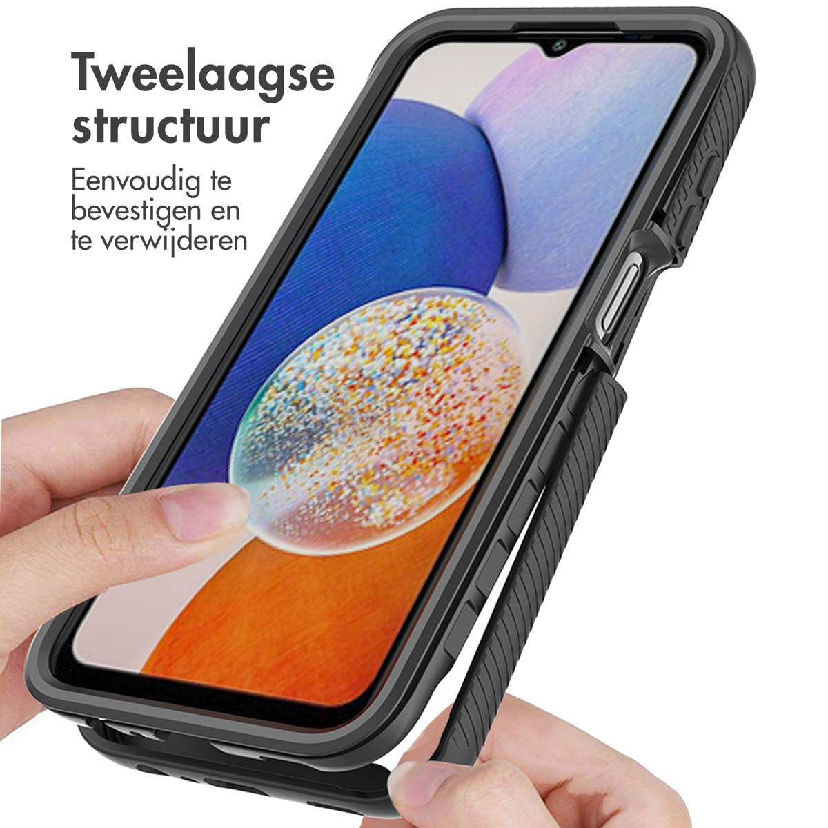 Eine schwarze Handyhülle mit einem Telefon darin. Eine Hand hält das Telefon.