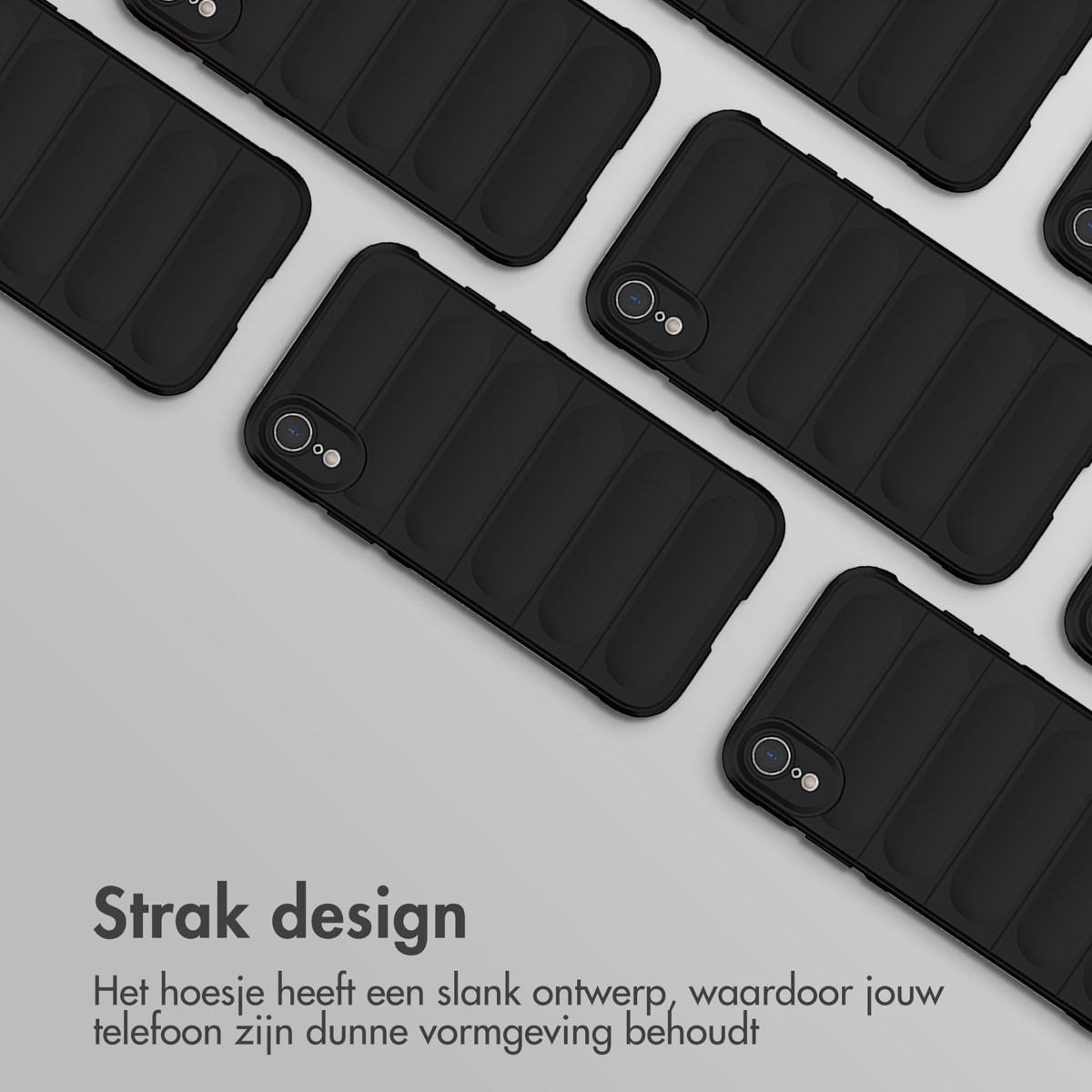 Plusieurs coques de téléphone noires disposées sur une surface gris clair. Les coques ont un design élégant.