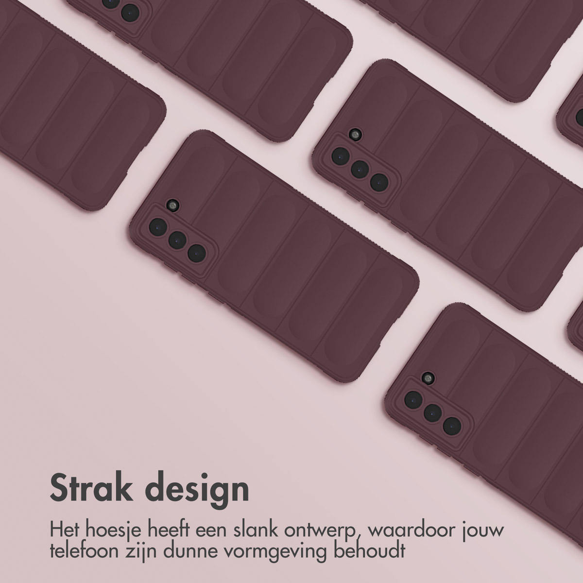Meerdere bordeauxrode telefoonhoesjes. Elk heeft een getextureerde achterkant, diagonaal geplaatst op een lichte achtergrond.