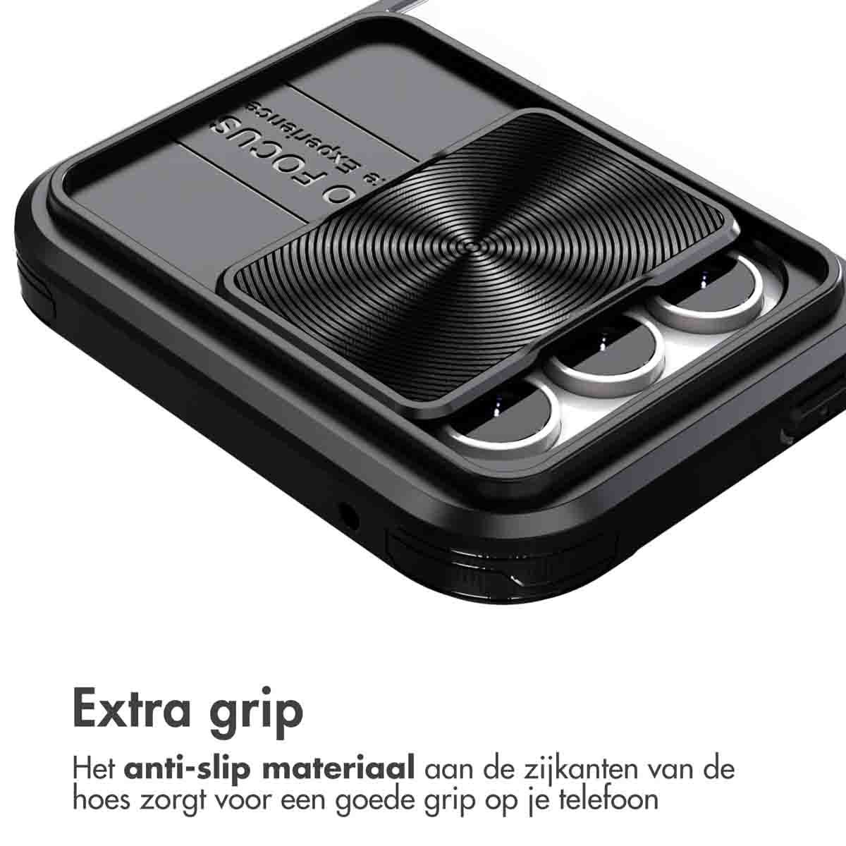 Zwarte telefoonhoes met een schuifbare camerabescherming, schuin, op een witte achtergrond, met tekst.