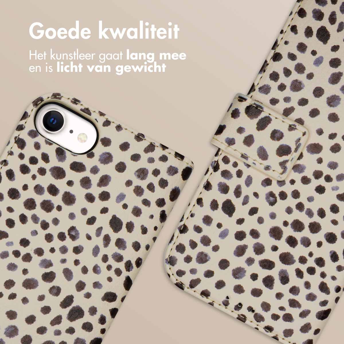 Twee open telefoonhoesjes met dalmatiërpatroon op beige. Tekst: Goede kwaliteit, leer gaat lang mee, licht.