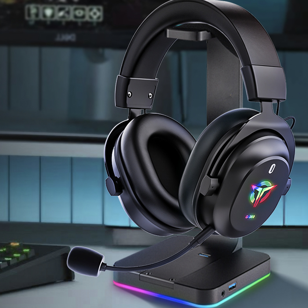 Cuffie da gioco nere con microfono su supporto, base colorata.