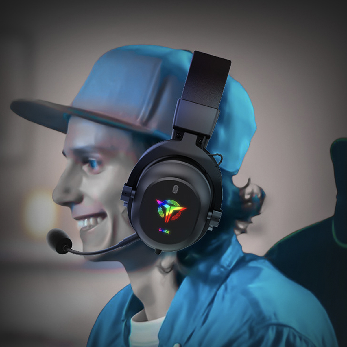 Un uomo con cuffie da gaming nere con microfono, sorridente in un ambiente sfocato.