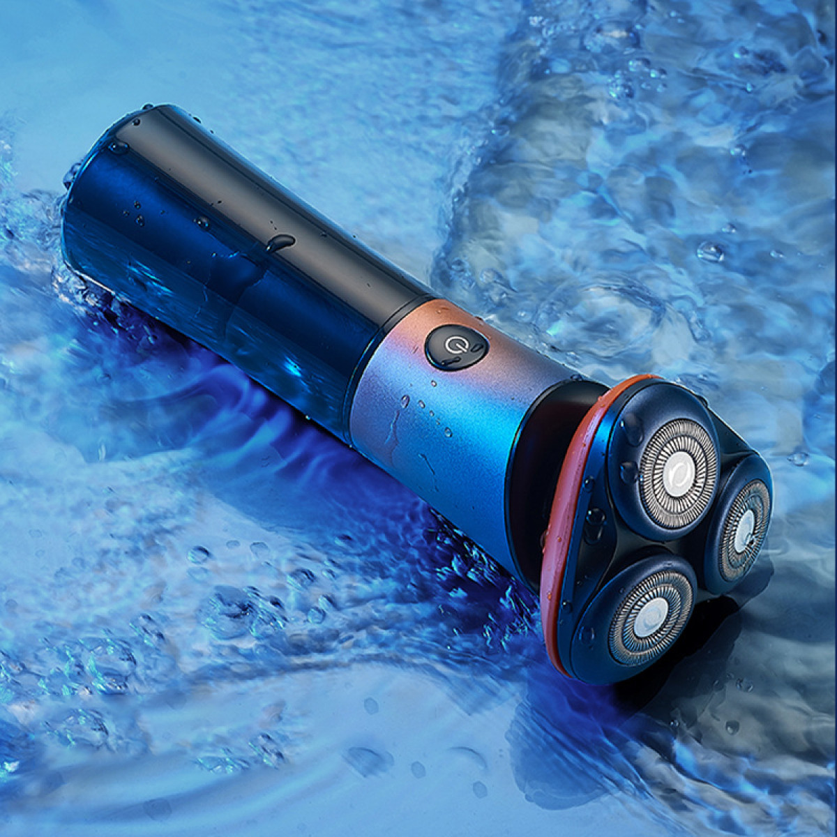 Elektrischer Rasierer in blauem Wasser, Rasierköpfe sichtbar.