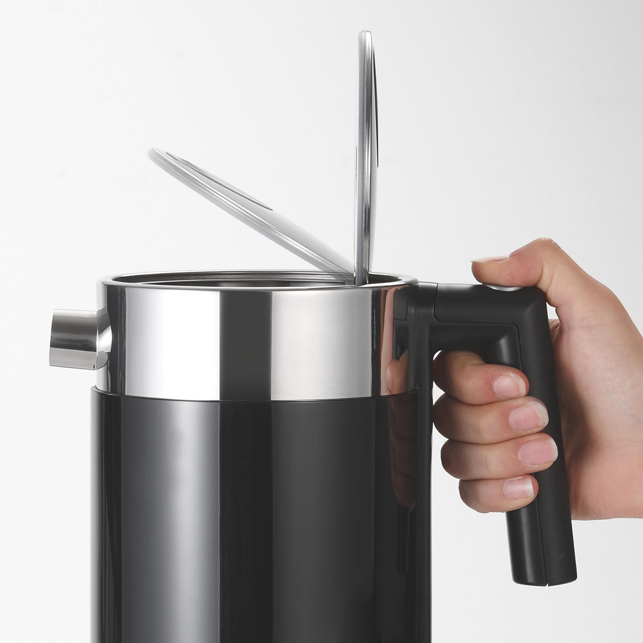 Schwarzer und silberner Wasserkocher mit offenem Deckel und Griff. Hand hält Griff.