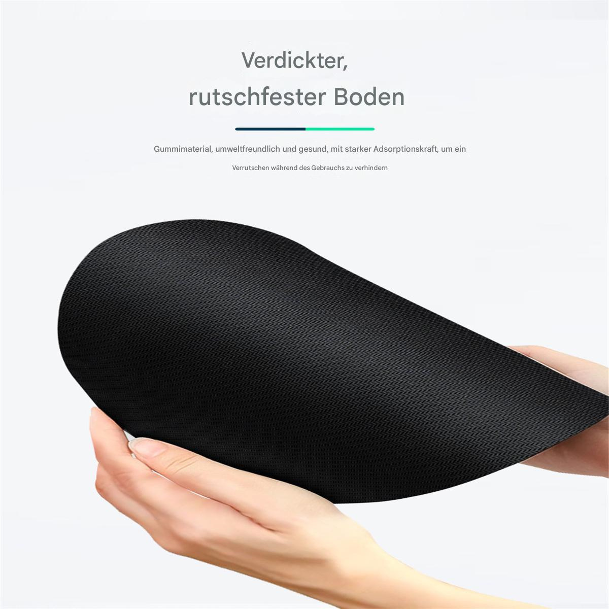 Eine Hand hält ein schwarzes Mousepad. Das Mousepad ist strukturiert und hat einen rutschfesten Boden.