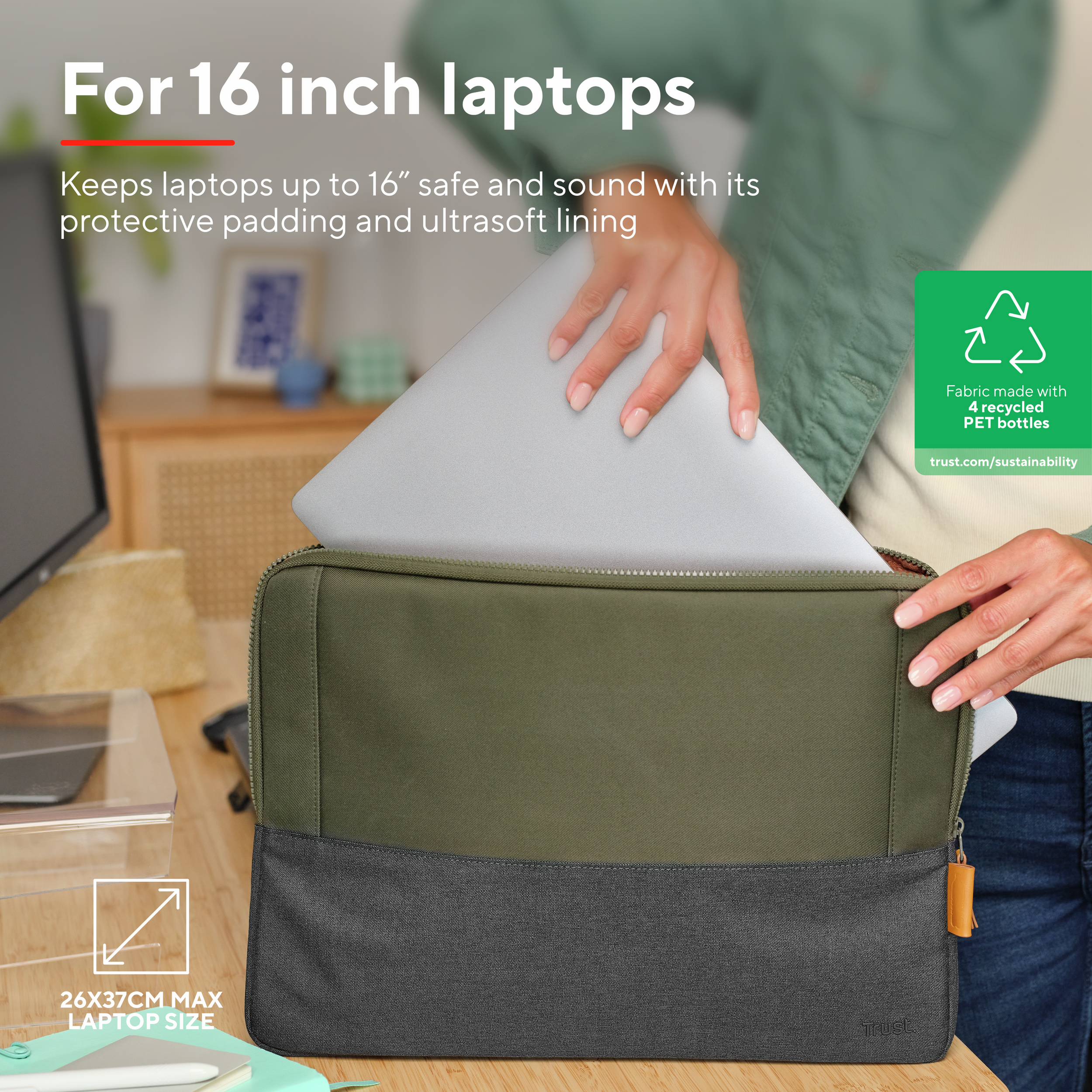 Un laptop è posto in una borsa verde e grigia, su una scrivania, con testo.