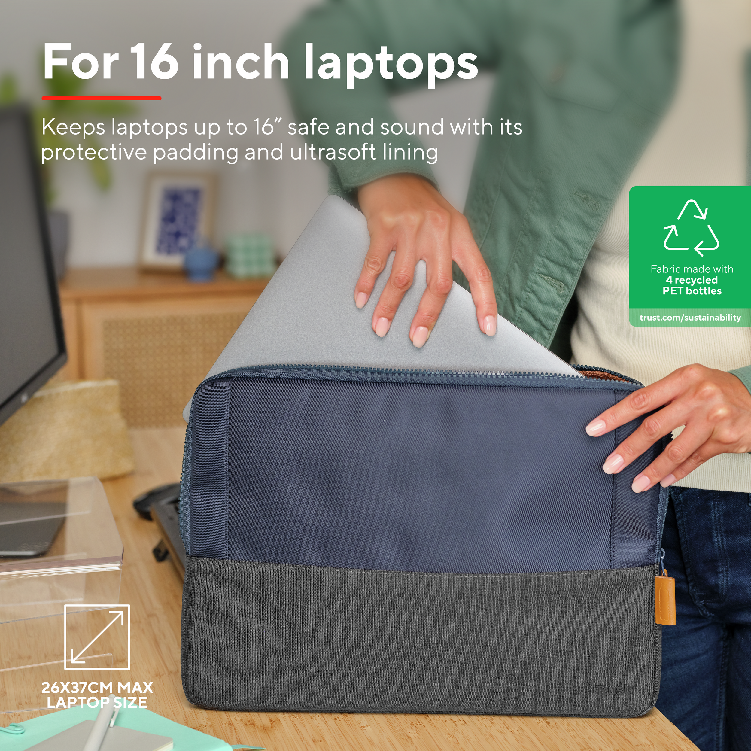 Een persoon die een laptop in een donkerblauwe laptoptas met een lichtgrijze onderkant stopt.