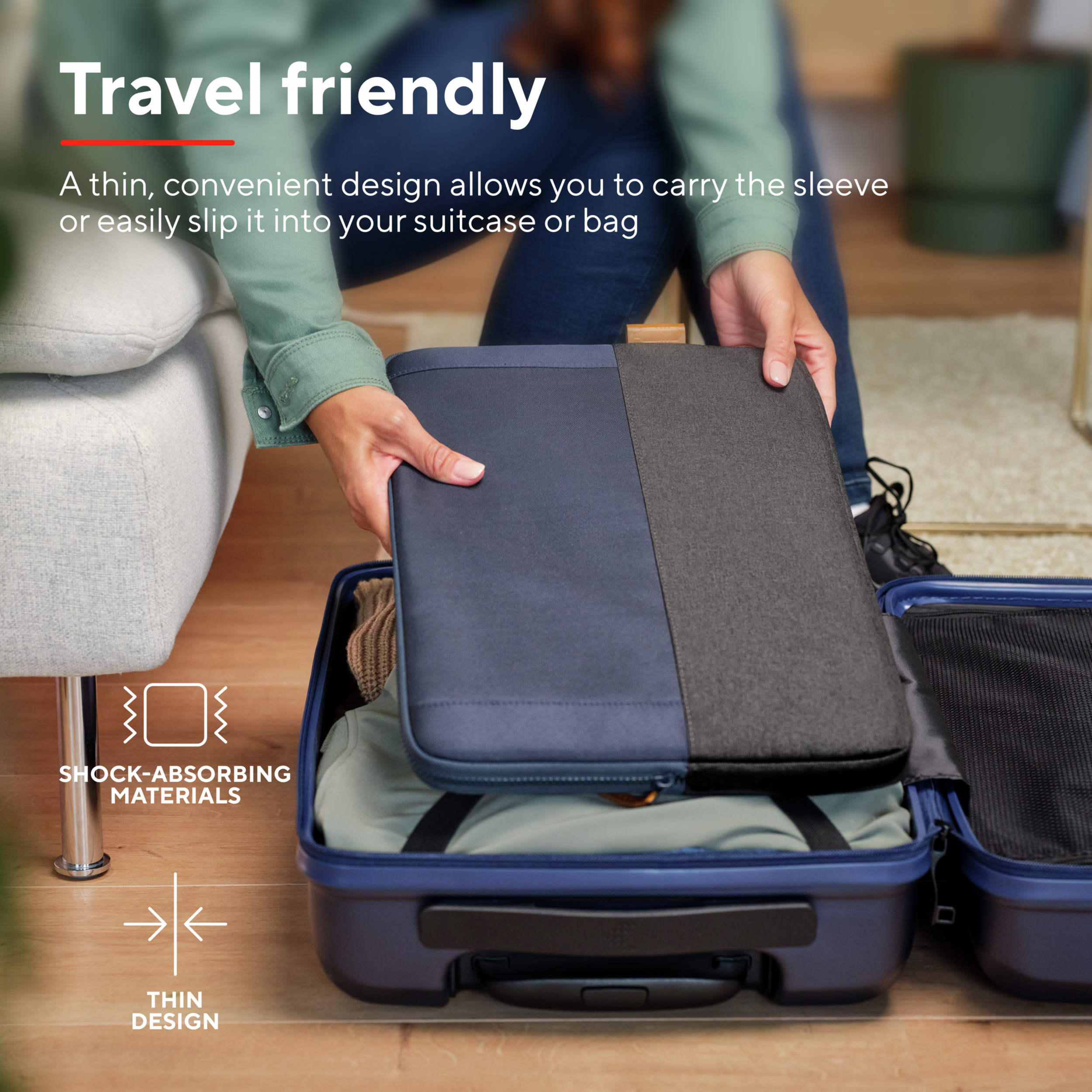 Handen plaatsen een laptoptas in een koffer. Tekst zegt reisvriendelijk en dun ontwerp.