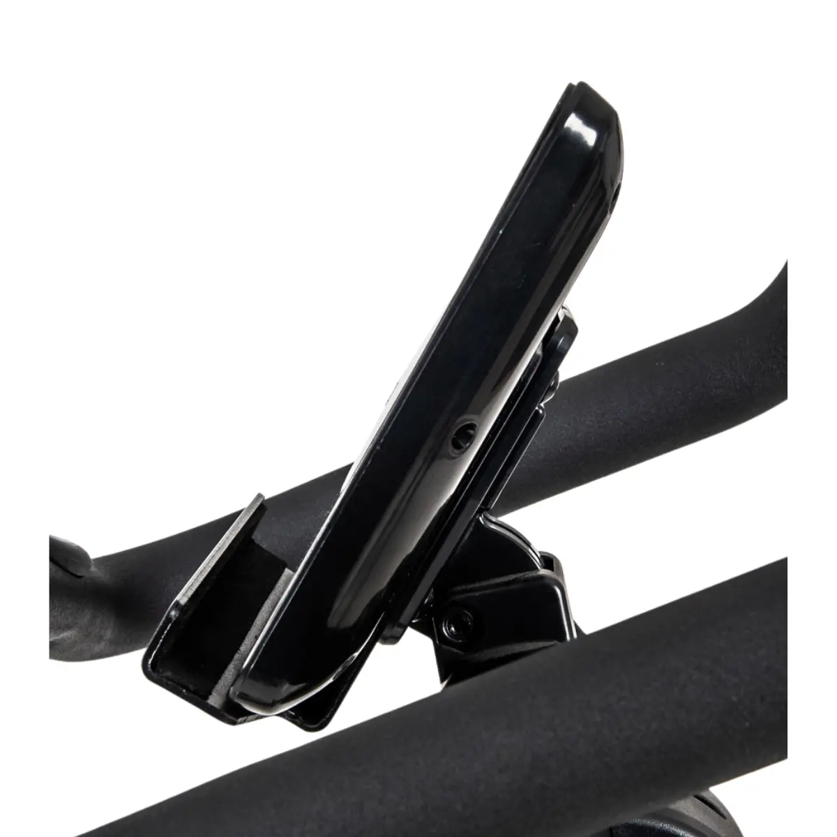Un téléphone noir est fixé à un support noir, monté sur un guidon noir.