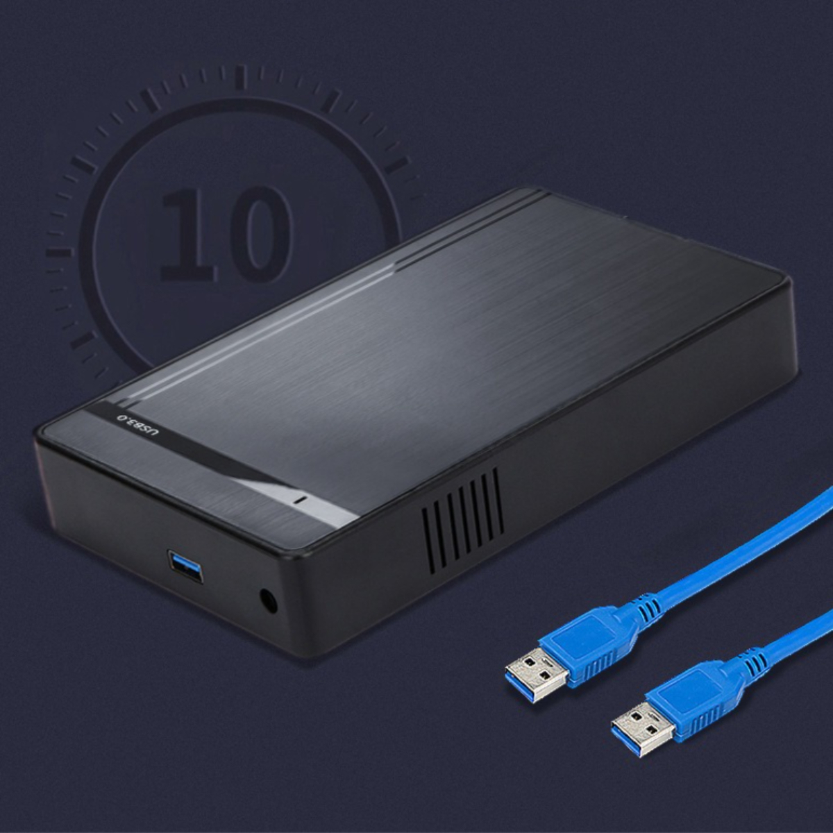 Schwarze externe Festplatte mit blauen USB-Kabeln.