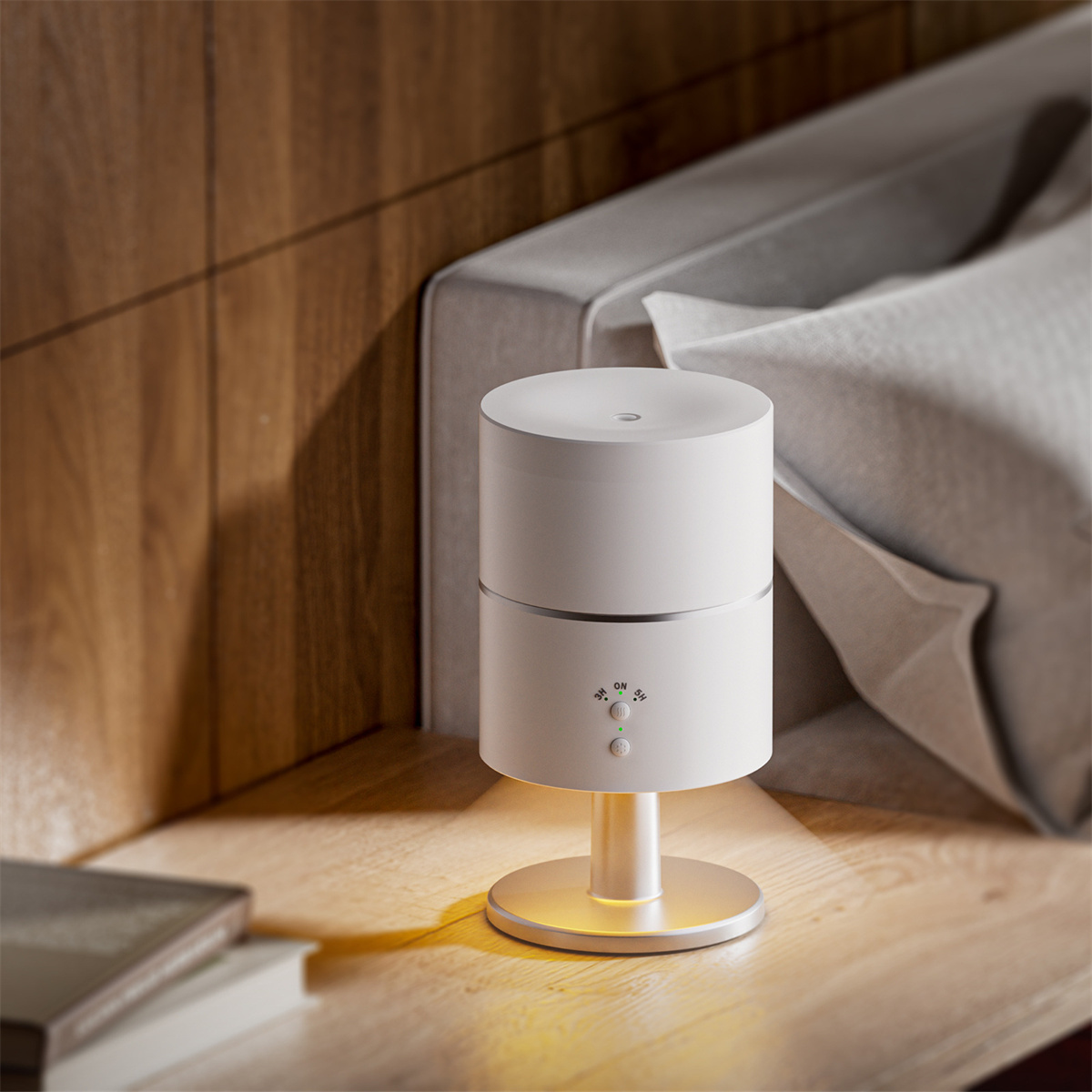Weiße Nachttischlampe mit rundem Sockel auf einem Holztisch. Bett und Holzwand im Hintergrund.