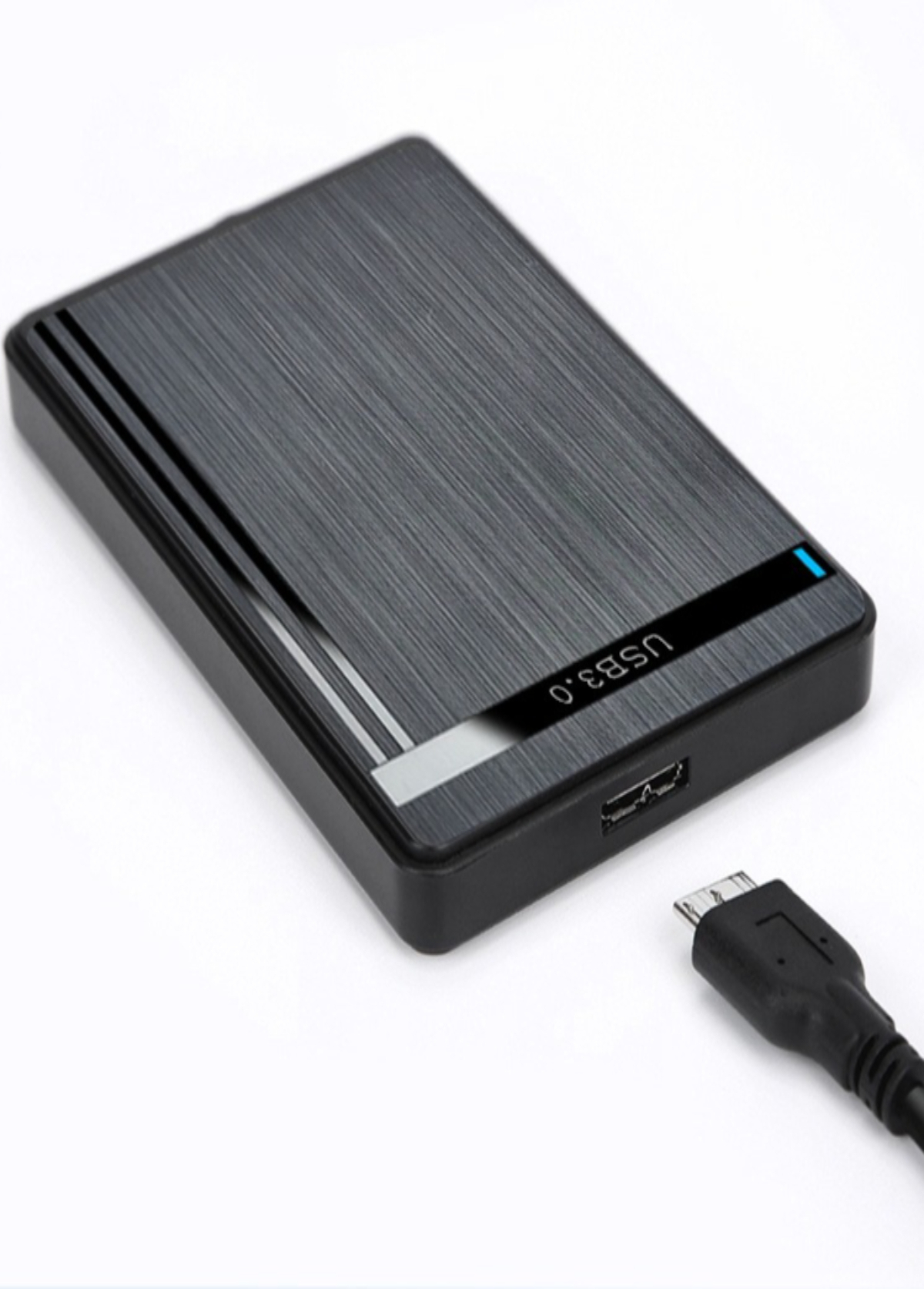 Eine schwarze externe Festplatte mit USB 3.0-Anschluss und einem USB-Kabel.
