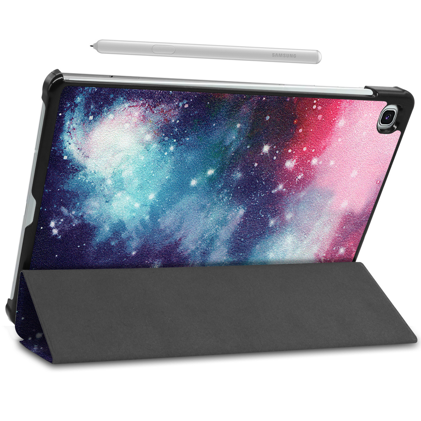 Een tablet in een hoes met een galaxythema met een stylus. De tablet is open en staat op een witte achtergrond.